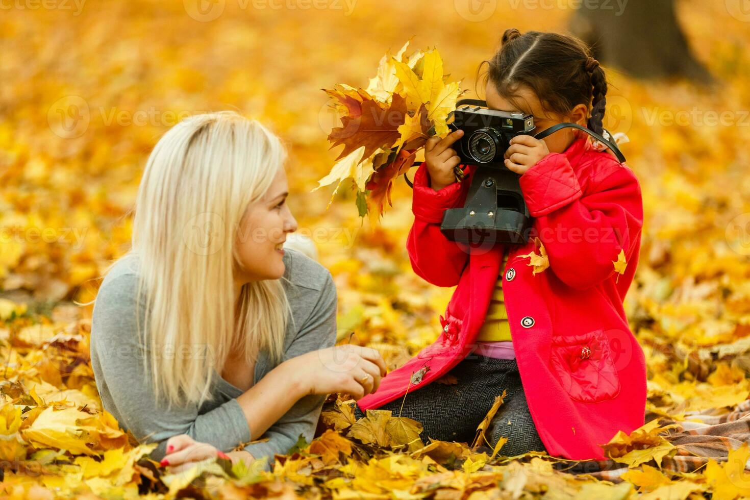 Jeune mère en jouant avec sa fille dans l'automne parc photo