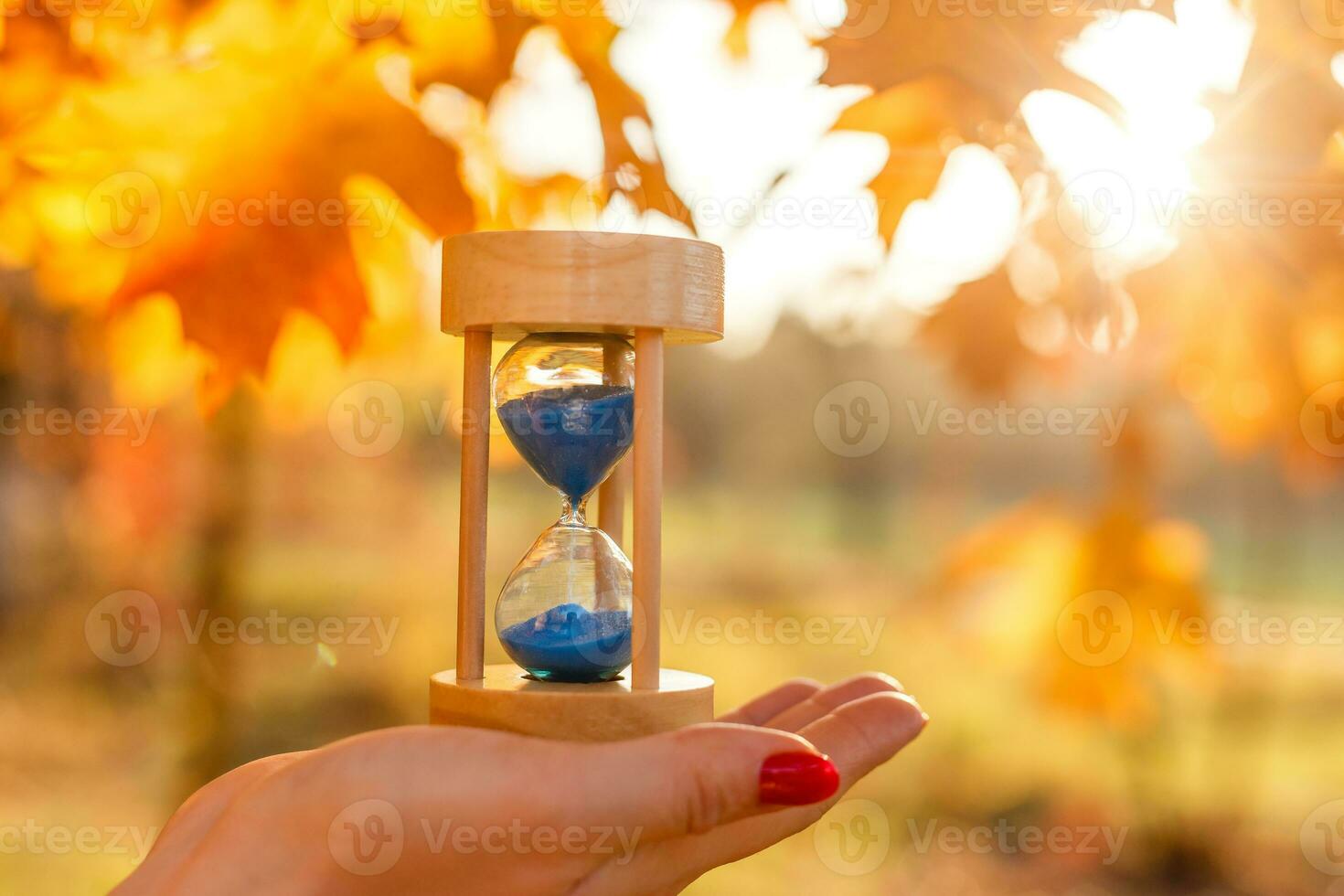 horloge, sabliers et l'automne feuilles photo