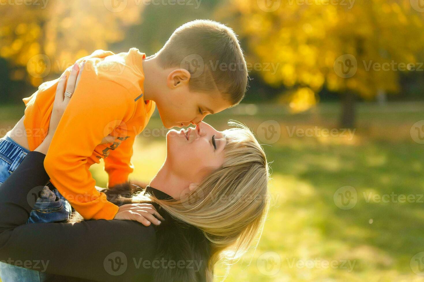 maman en jouant avec fils enfant photo