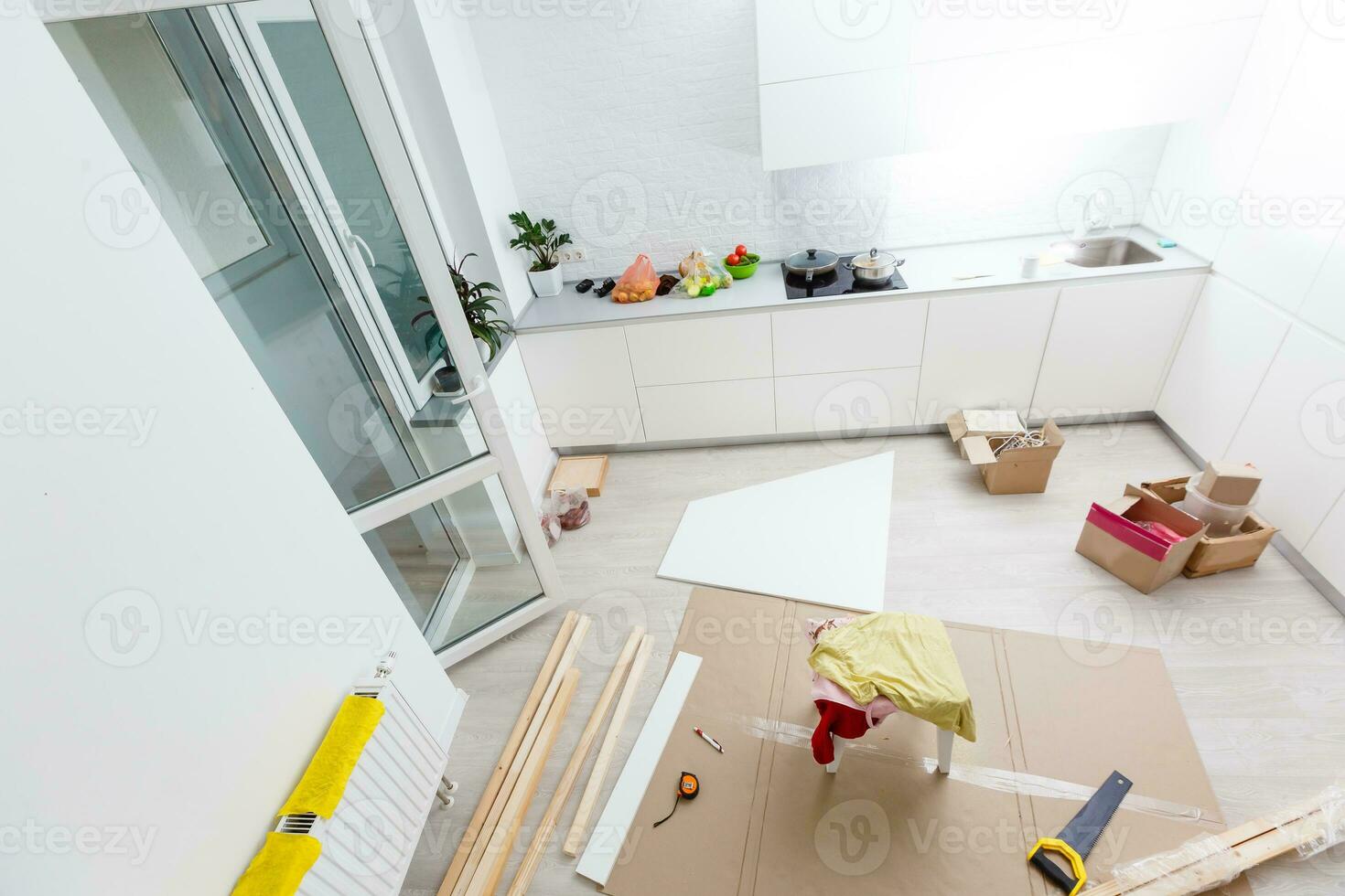 en bois étagères pose sur rond table et Sénior homme artisanat meubles à appartement balcon. maison amélioration photo