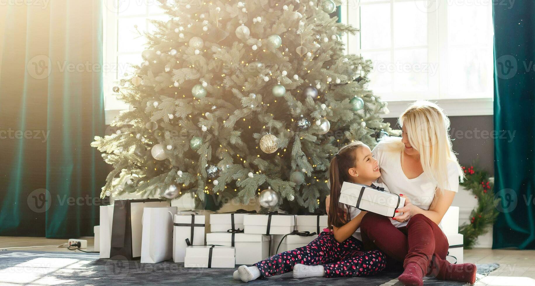 vacances, cadeaux, Noël, Noël, anniversaire concept - content mère et enfant  fille avec cadeau boîte 26463370 Photo de stock chez Vecteezy