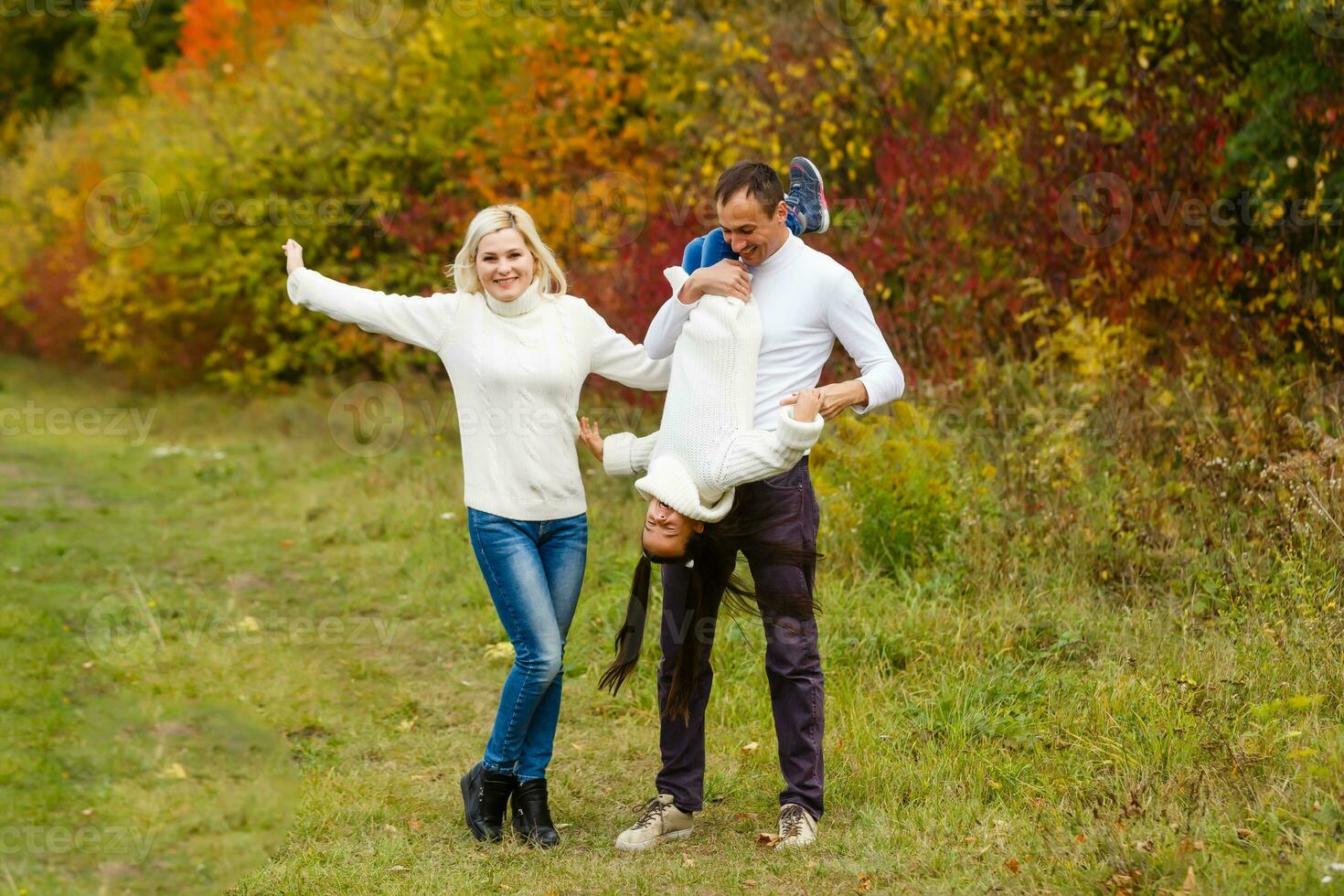 famille avec enfant aller dans l'automne parc photo