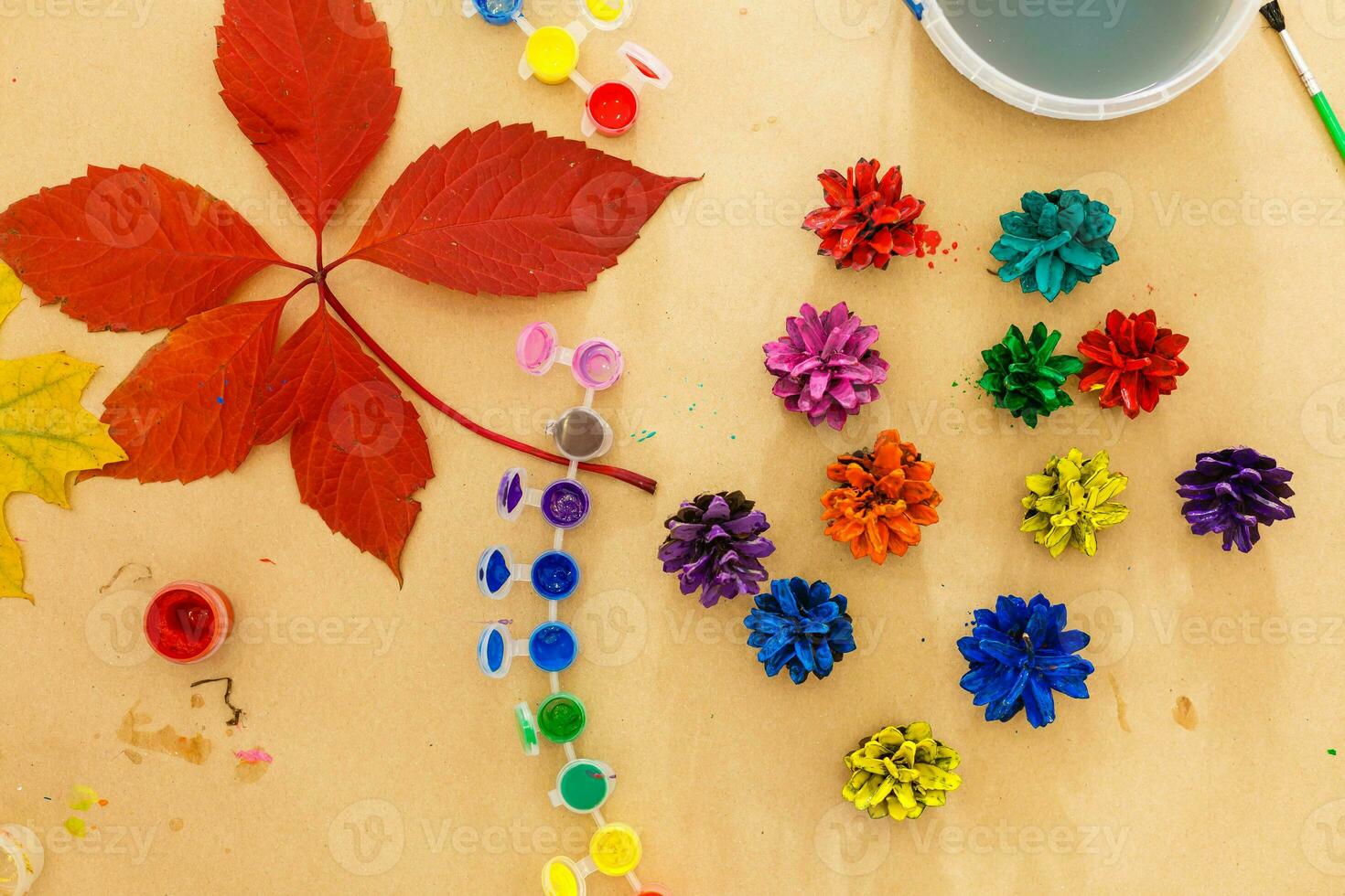 peindre pour coloration feuilles et cônes. l'automne Contexte à propos la créativité, revenir à école. enregistrer le espace retour à école photo