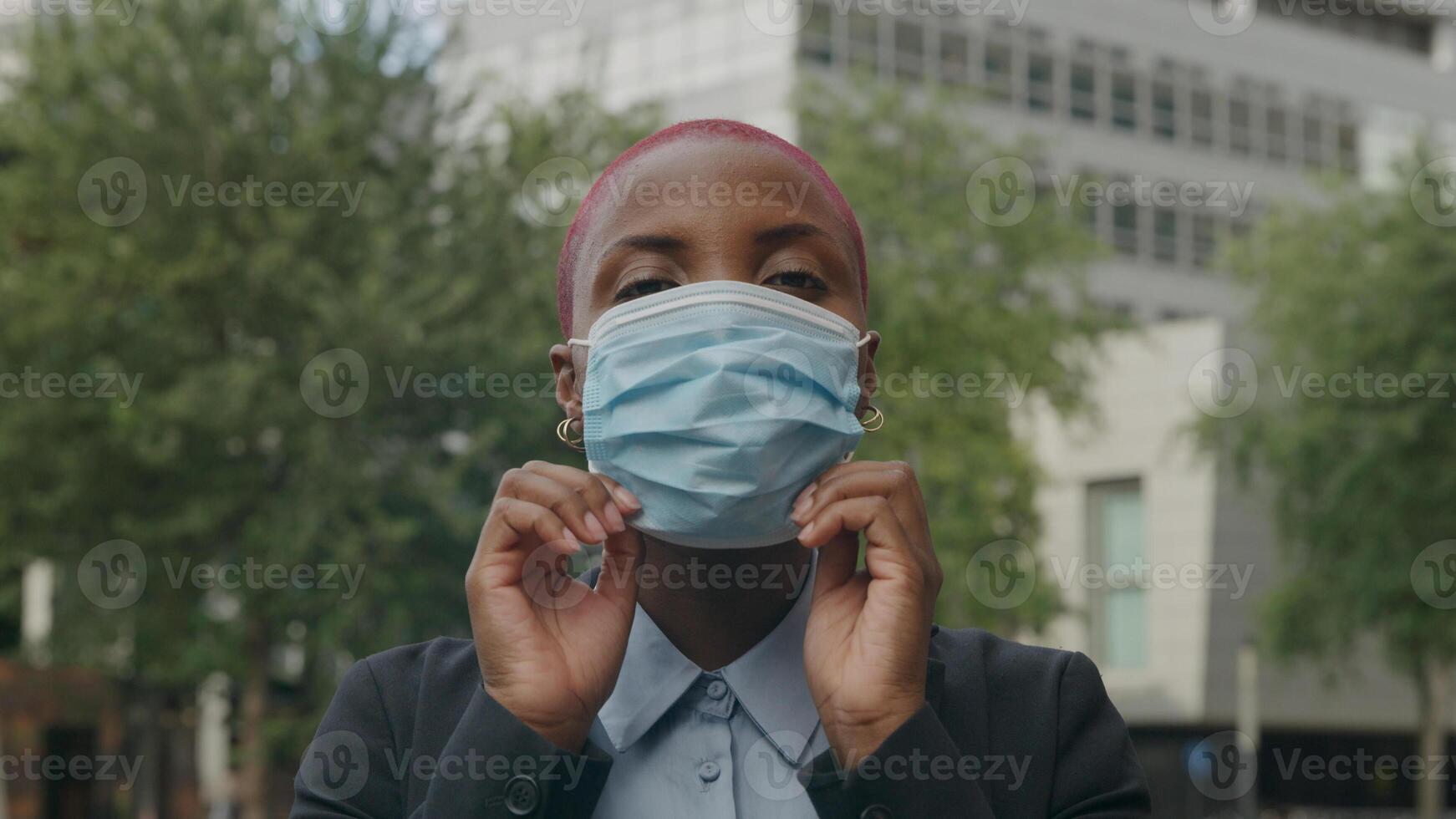 portrait de jeune femme mettant un masque protecteur photo