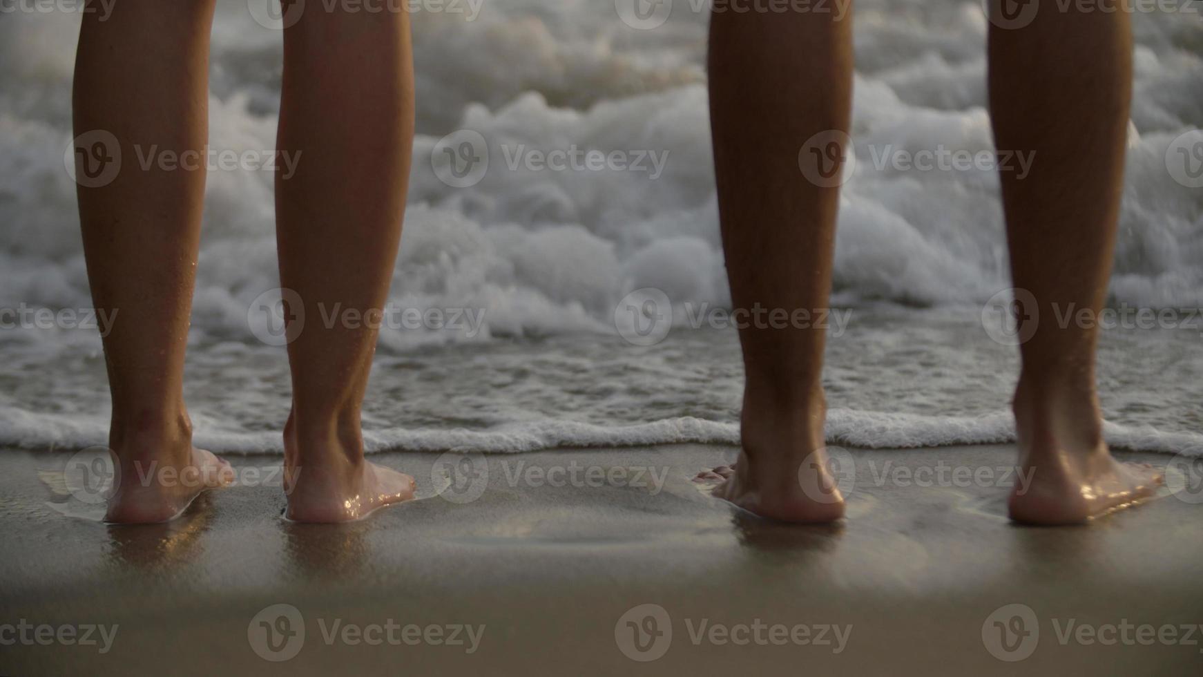 couple debout au bord de la mer photo