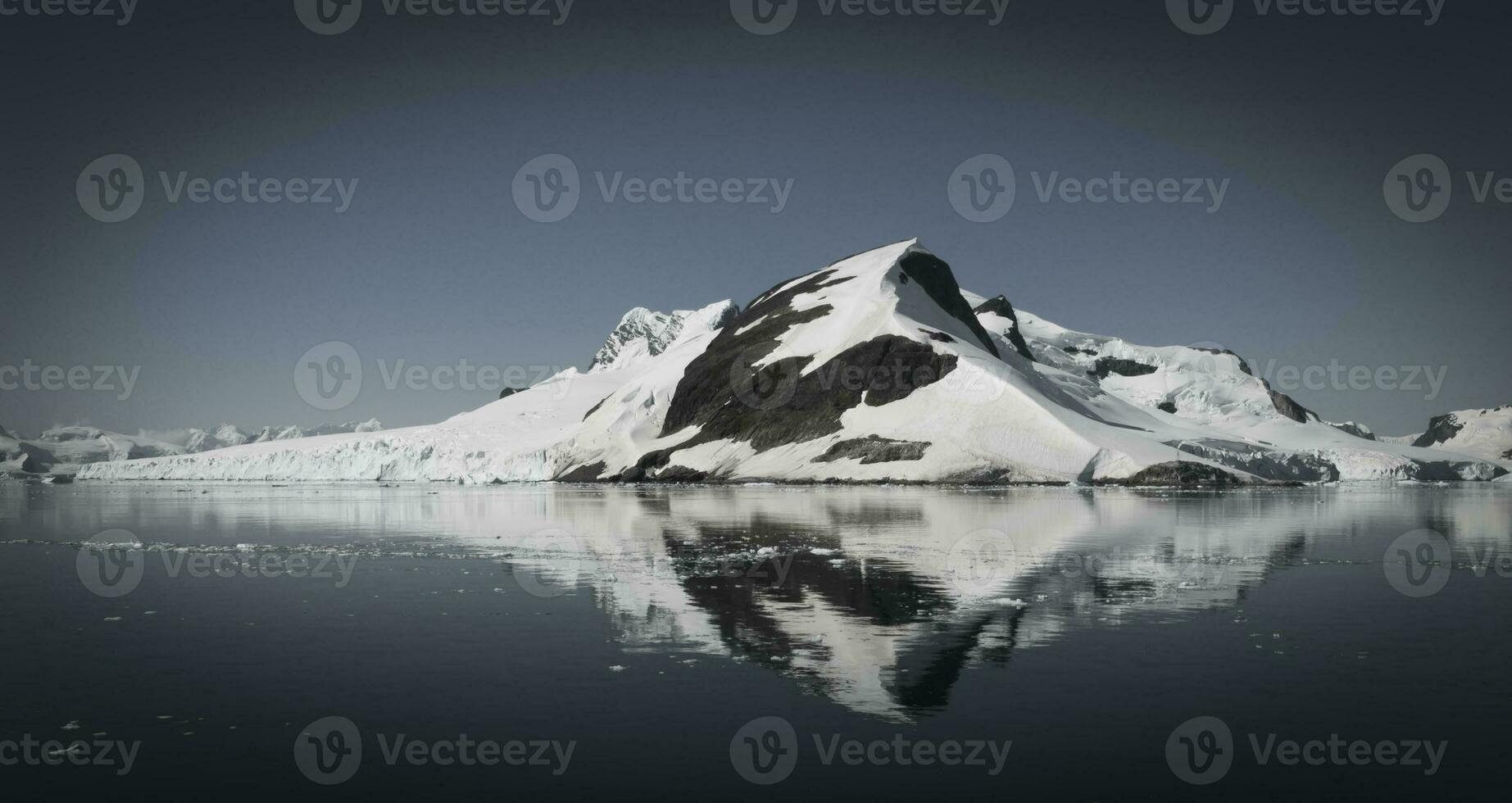 Paraiso baie montagnes paysage, antarctique péninsule. photo