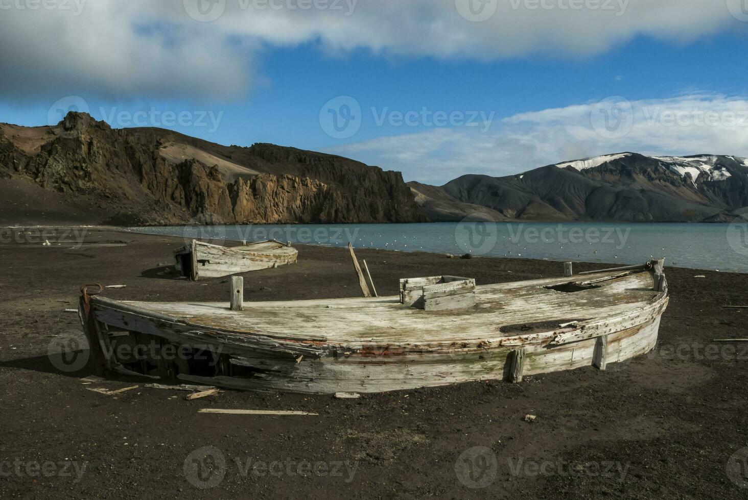 vieux pêche à la baleine bateaux sur le plage de tromperie île, Antarctique photo