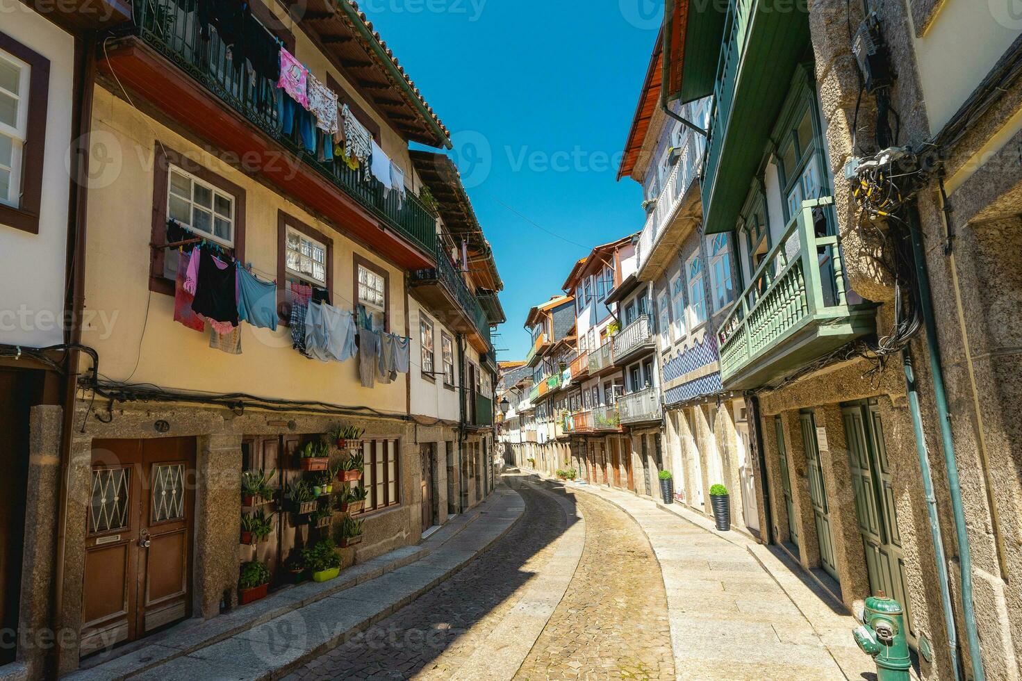 magnifique des rues et architecture dans le vieux ville de guimares, le Portugal. photo