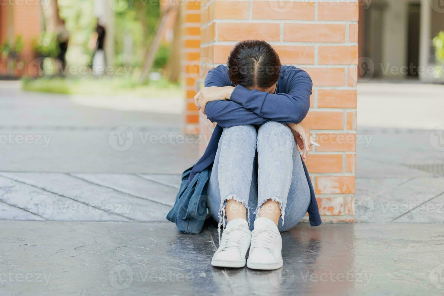 adolescent fille triste cri de échouer examen. Université étudiant fatigué séance vers le bas sommeil ou mental malade photo