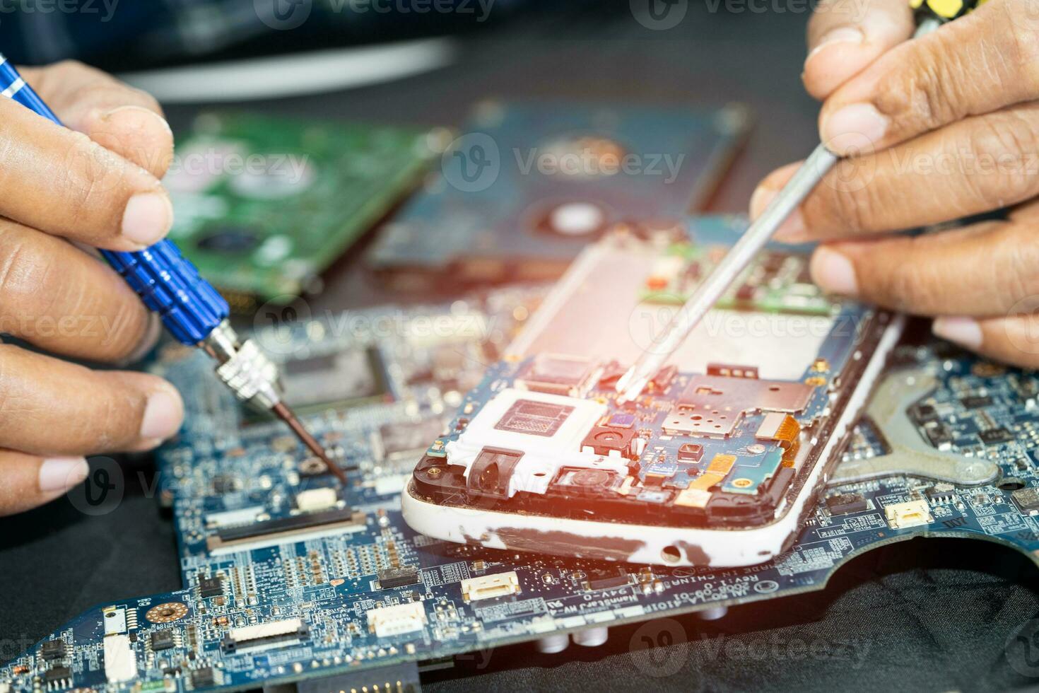 réparation et mise à niveau de la carte mère du circuit de l'ordinateur portable, de l'électronique, du matériel informatique et du concept technologique. photo
