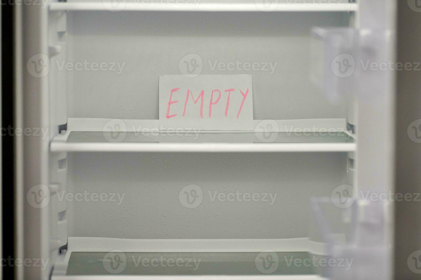 concept de réfrigérateur vide. étagères vides du nouveau réfrigérateur. concept de régime de perte de poids. photo