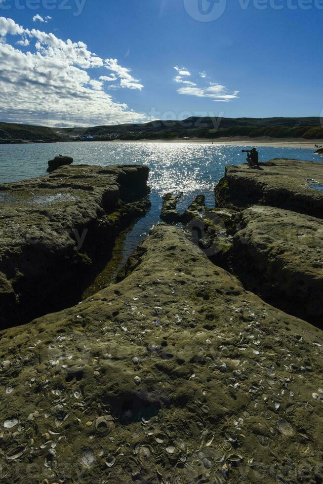 côtier paysage avec falaises dans péninsule valdés, monde patrimoine placer, patagonie Argentine photo