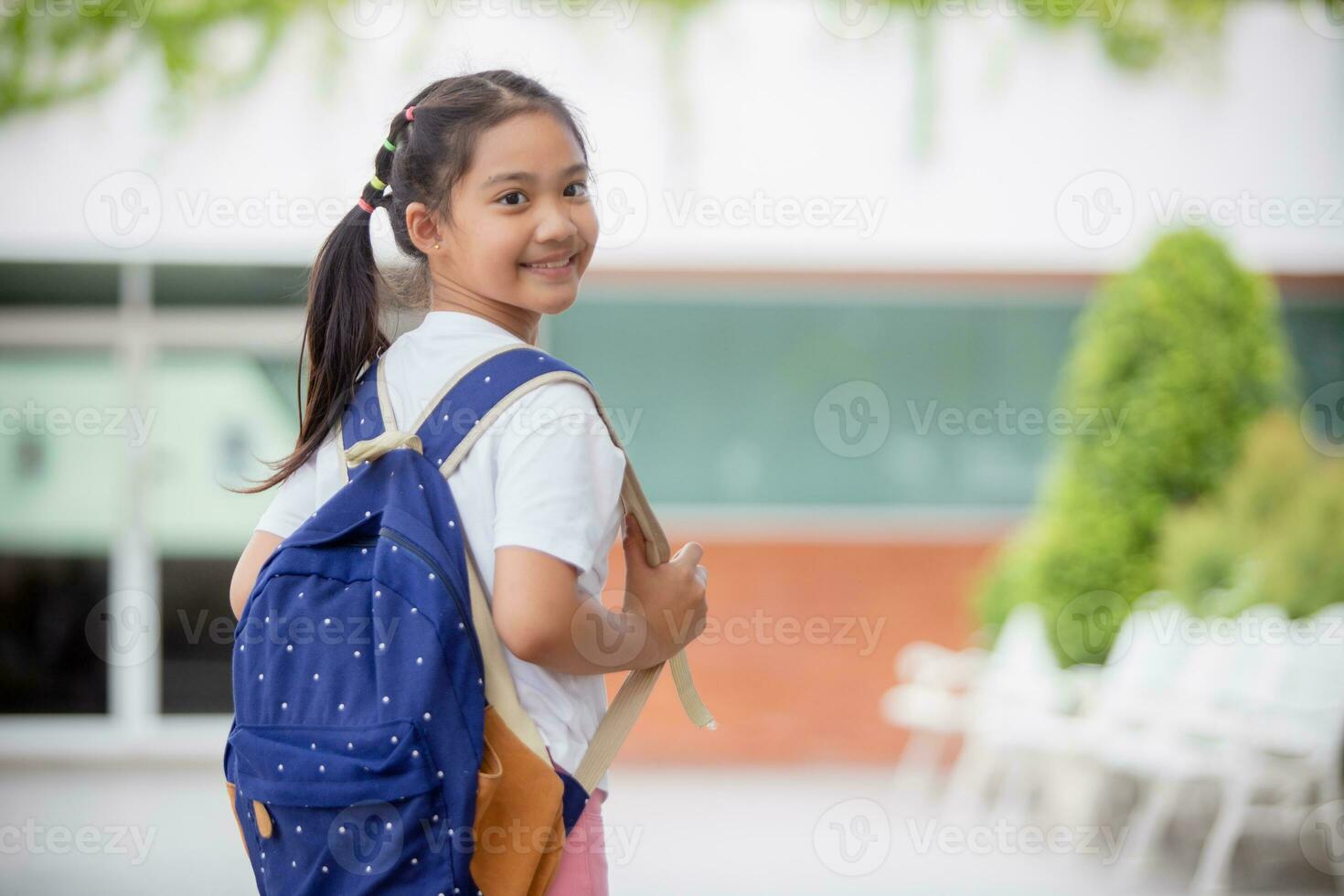 retour à école. mignonne asiatique enfant fille avec une sac à dos fonctionnement et Aller à école avec amusement photo