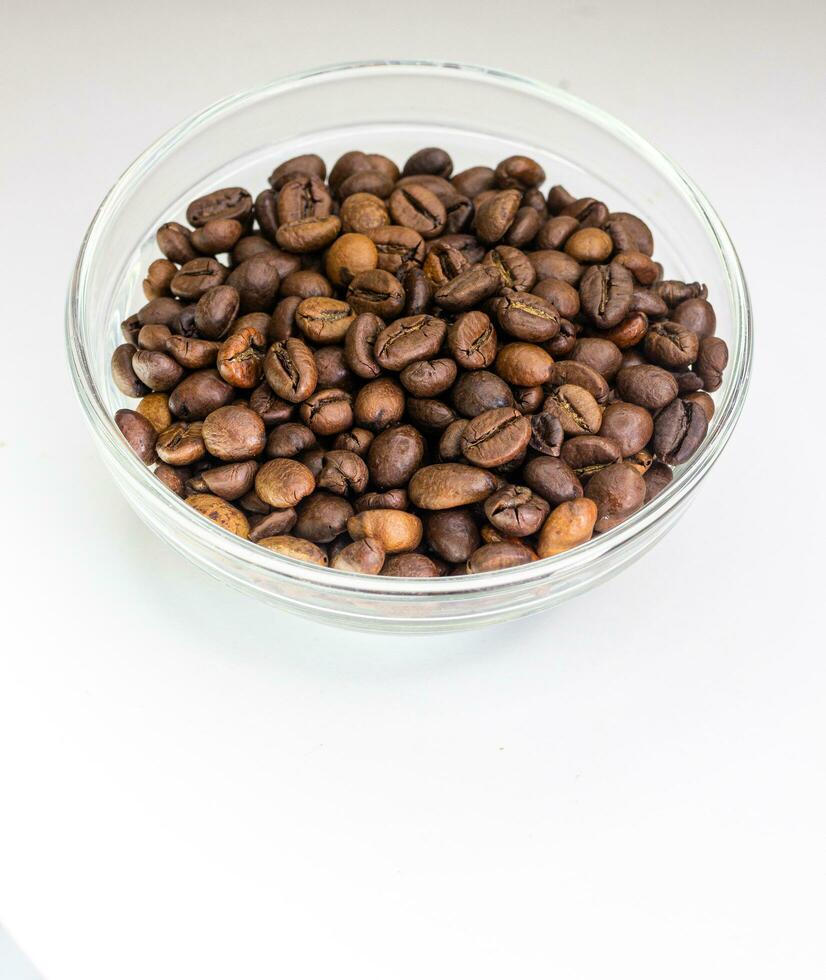 bol de café des haricots sur blanc Contexte photo