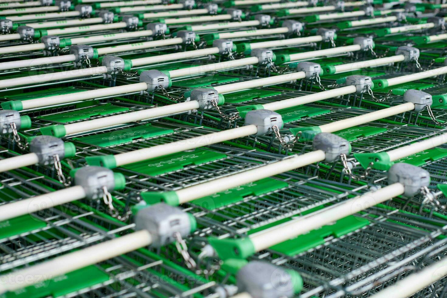 rangée de chariots garés ou de caddies dans un supermarché photo