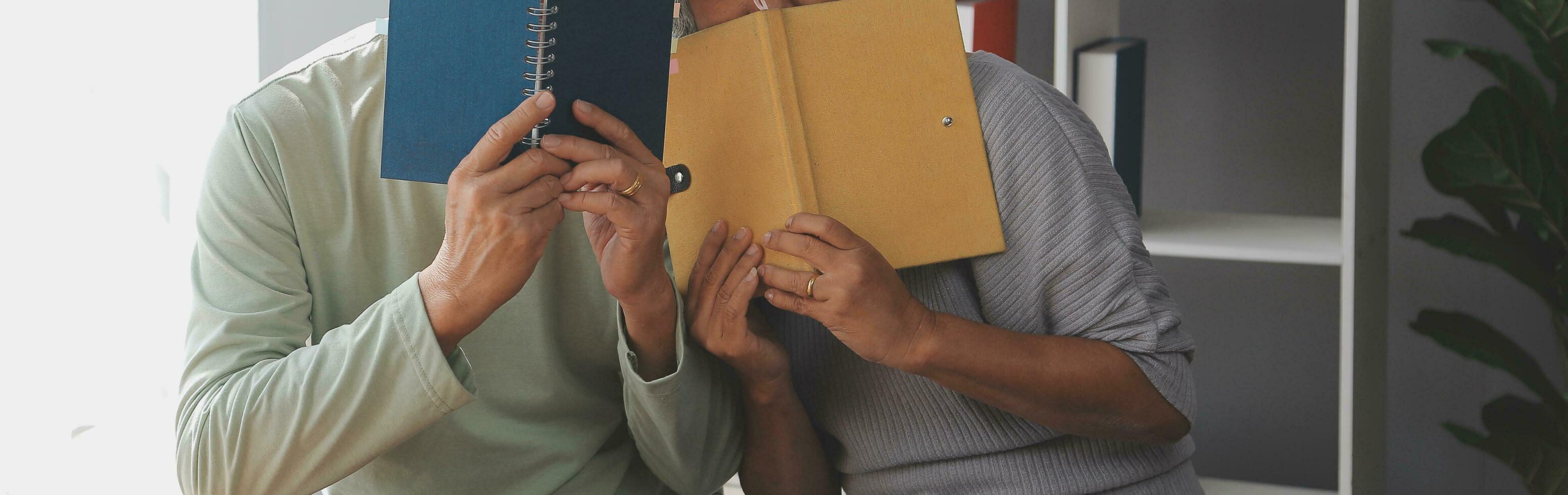 embrassé mature couple surfant le l'Internet sur portable à Accueil photo