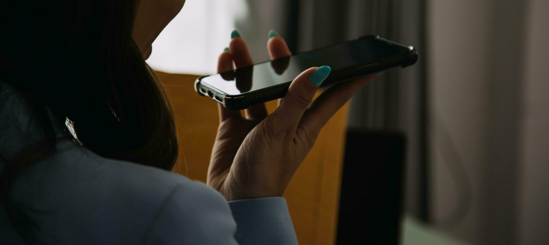 jeune adulte heureux souriant étudiant asiatique hispanique portant des écouteurs parlant sur une réunion de chat en ligne à l'aide d'un ordinateur portable sur le campus universitaire ou au bureau virtuel. étudiante à l'université apprenant à distance. photo