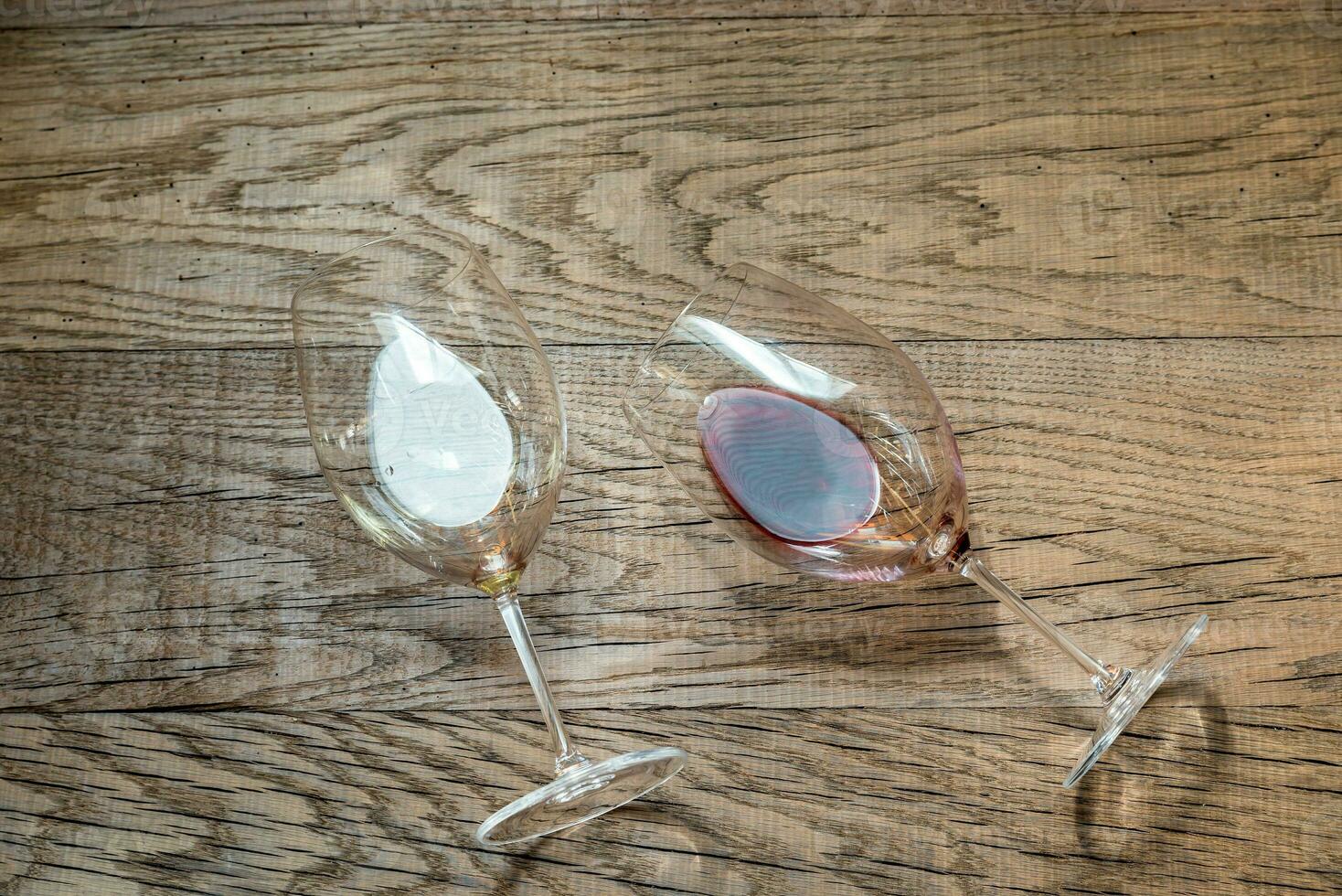 verres à vin rouge et blanc sur le fond en bois photo