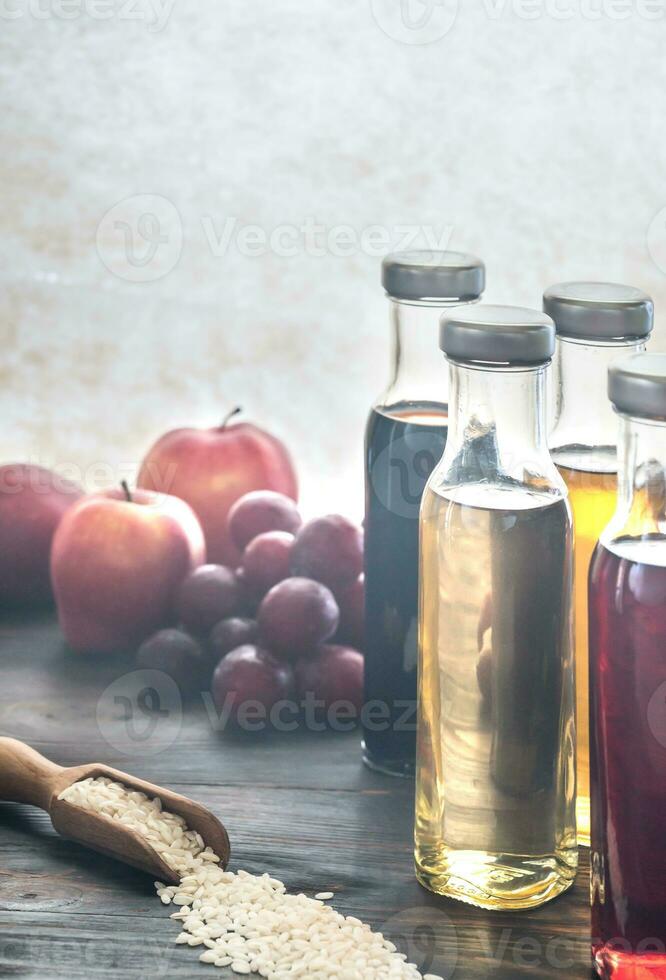 bouteilles avec différent sortes de le vinaigre photo