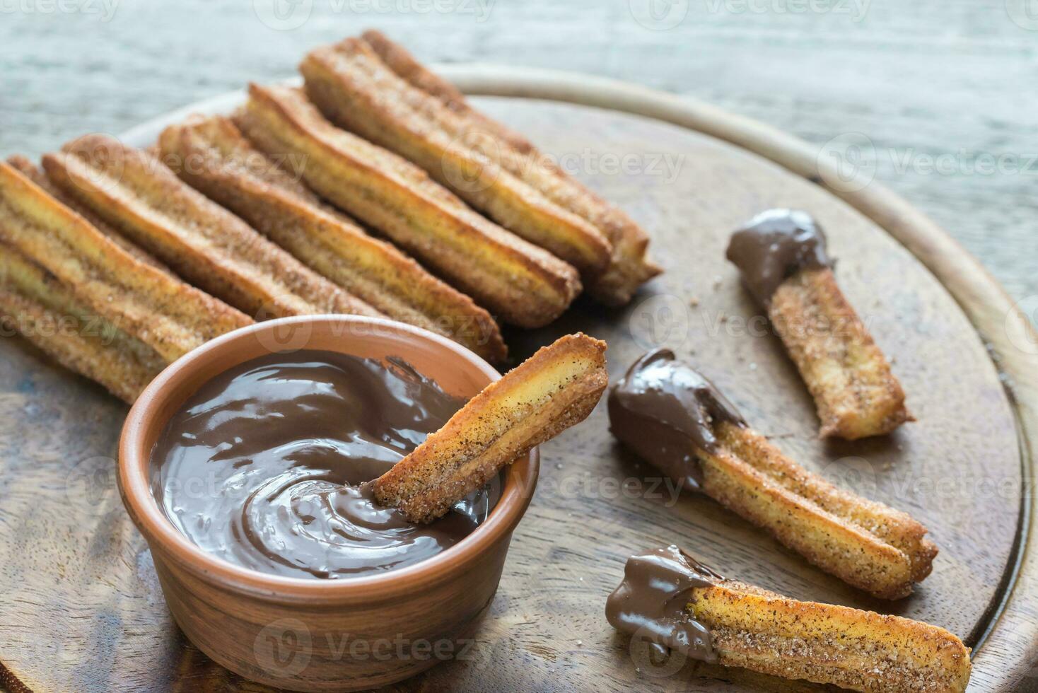 Churros - célèbre Espagnol dessert avec Chocolat sauce photo