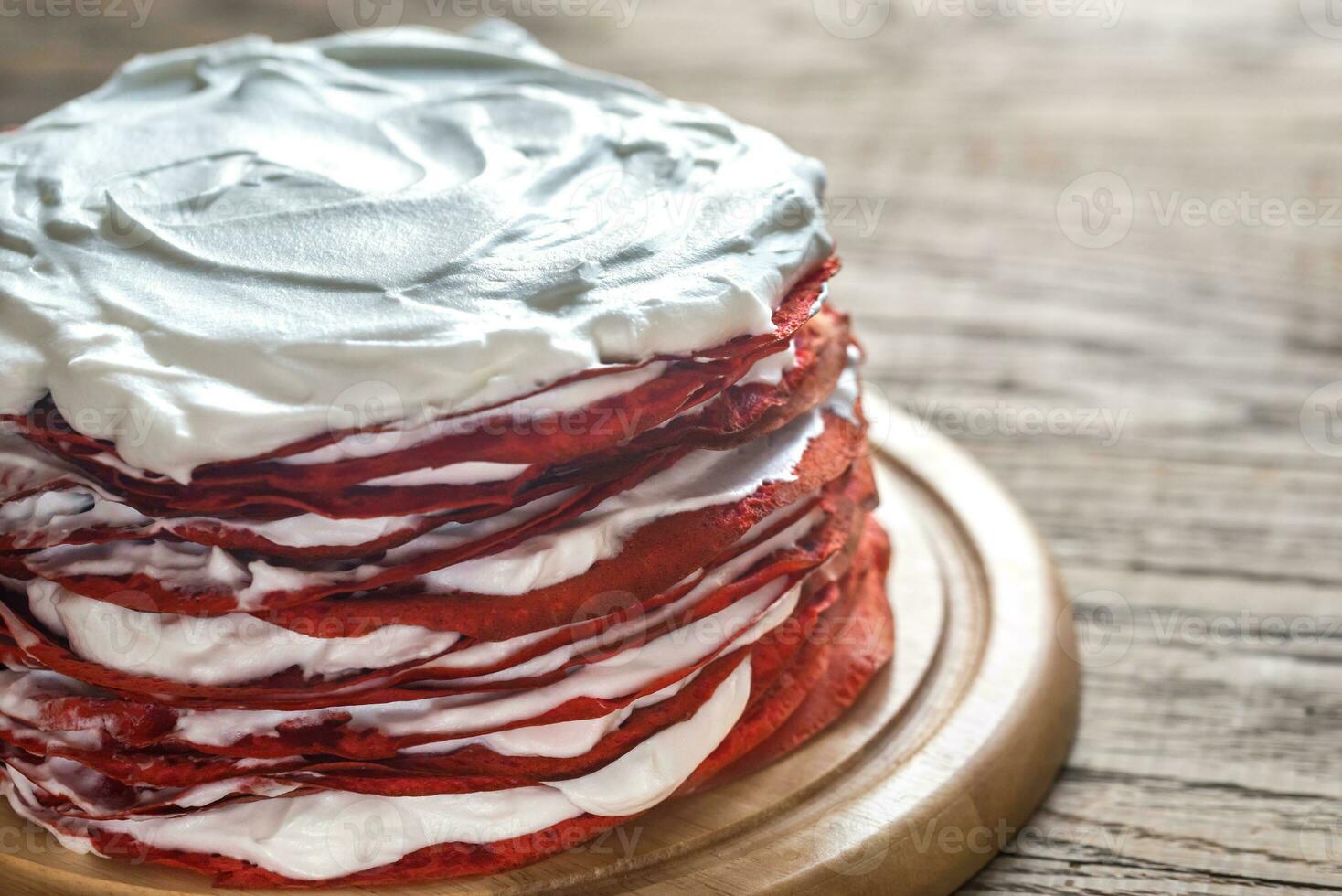 rouge velours crêpe gâteau sur le en bois planche photo