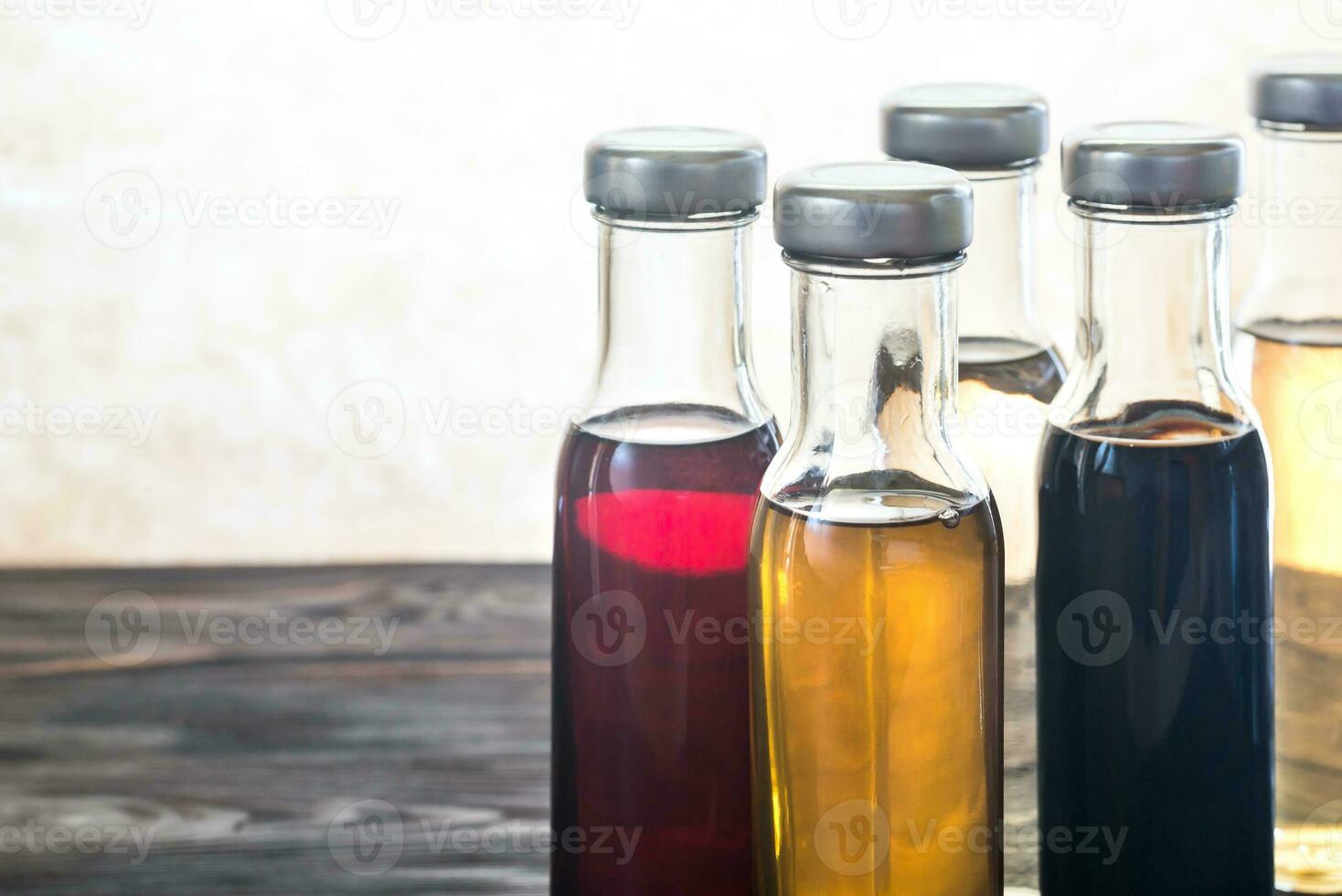 bouteilles avec différent sortes de le vinaigre photo