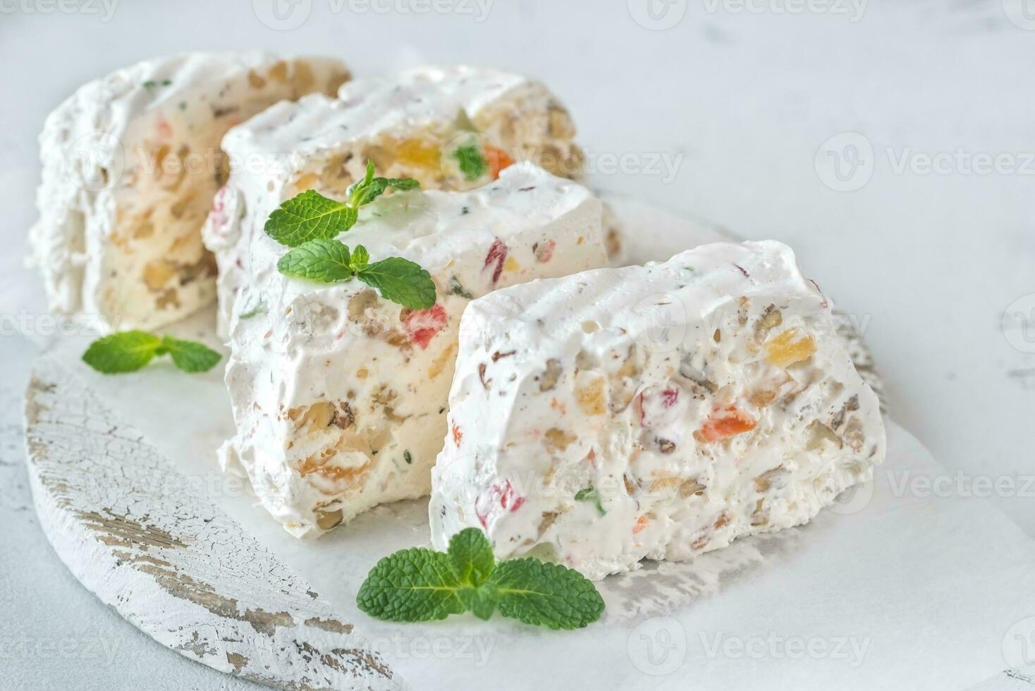 blanc nougat avec Frais menthe feuilles photo