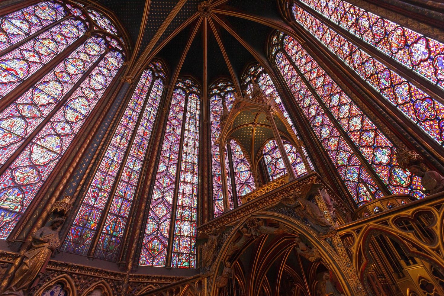 paris, france, 2021 - intérieur sainte-chapelle photo