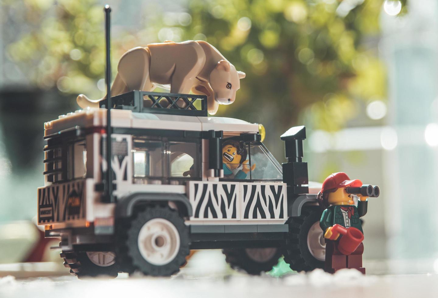 varsovie 2020 - figurines lego en safari photo