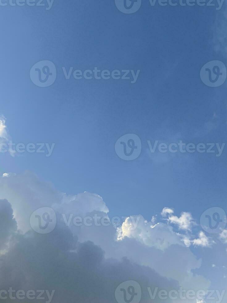 duveteux des nuages avec clairement bleu ciel photo