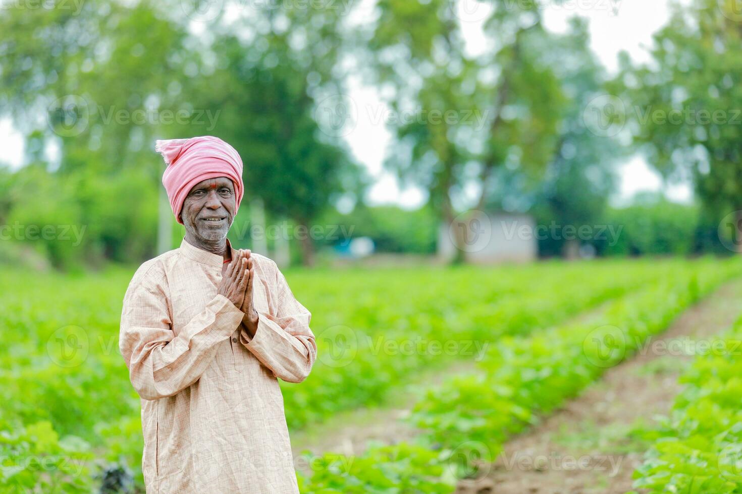 Indien agriculteur en portant goulak dans main, économie concept, content pauvres agriculteur photo
