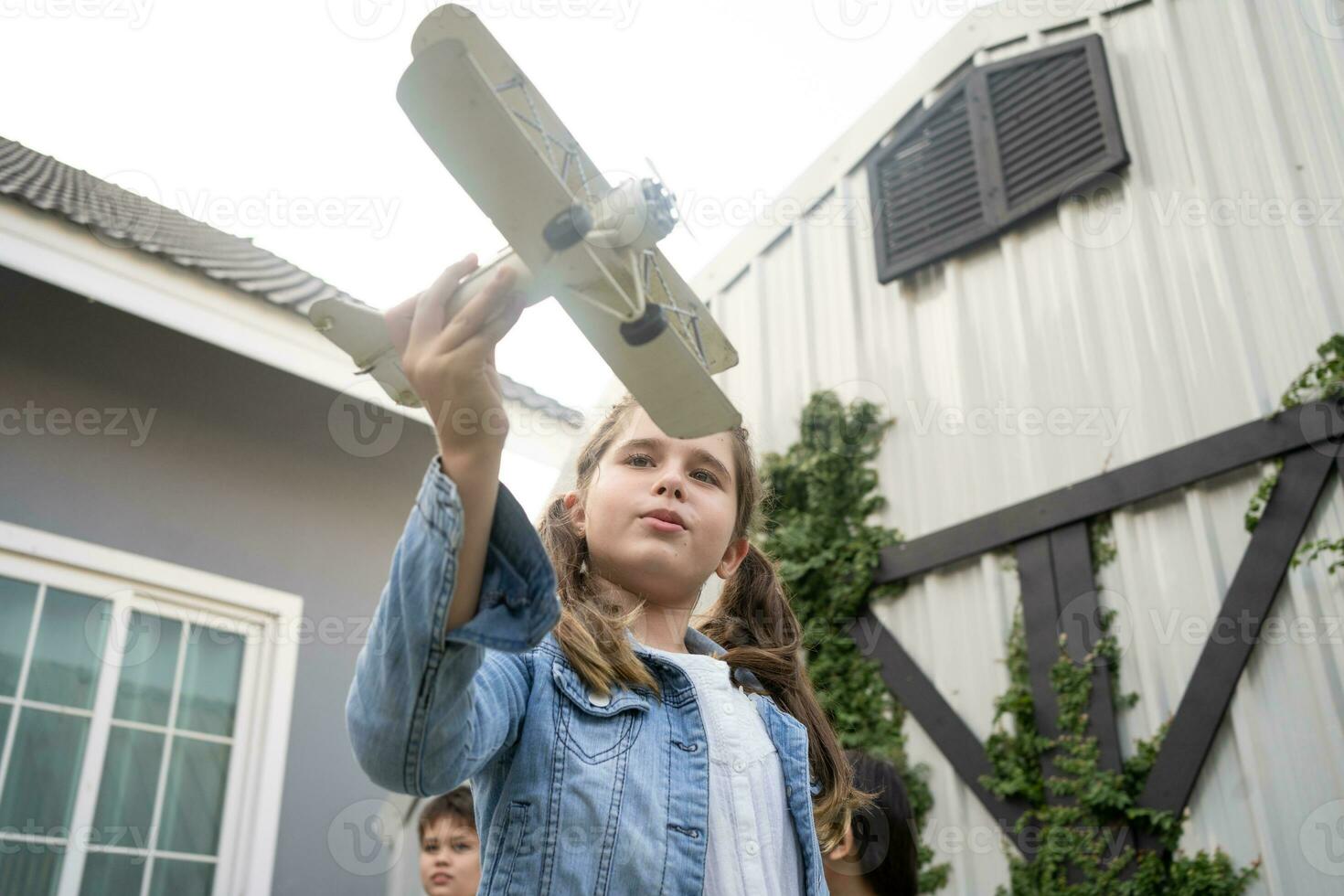 enfant ou enfant peu gilr Beau marrant avec jouet avion ailes mouche tenir avion jouet, inspiration concept. photo