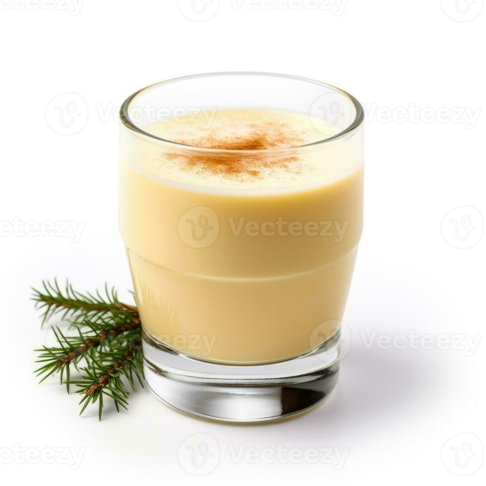 Lait de poule dans une verre isolé sur blanc Contexte photo