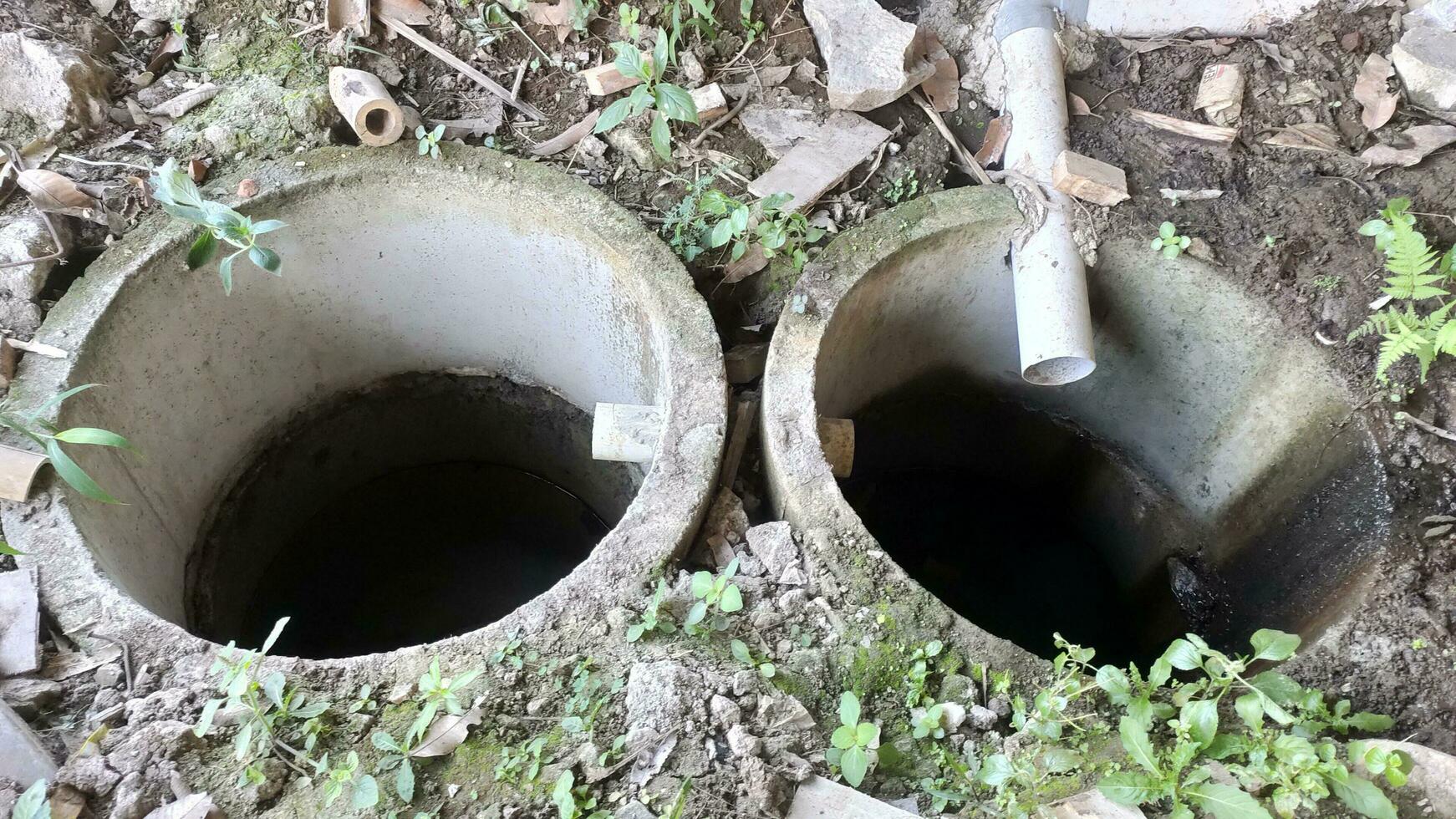 photo de deux infiltration puits doublé en haut. infiltration puits sont utilisé à réduire permanent l'eau lequel pouvez dommage le bâtiment structure.
