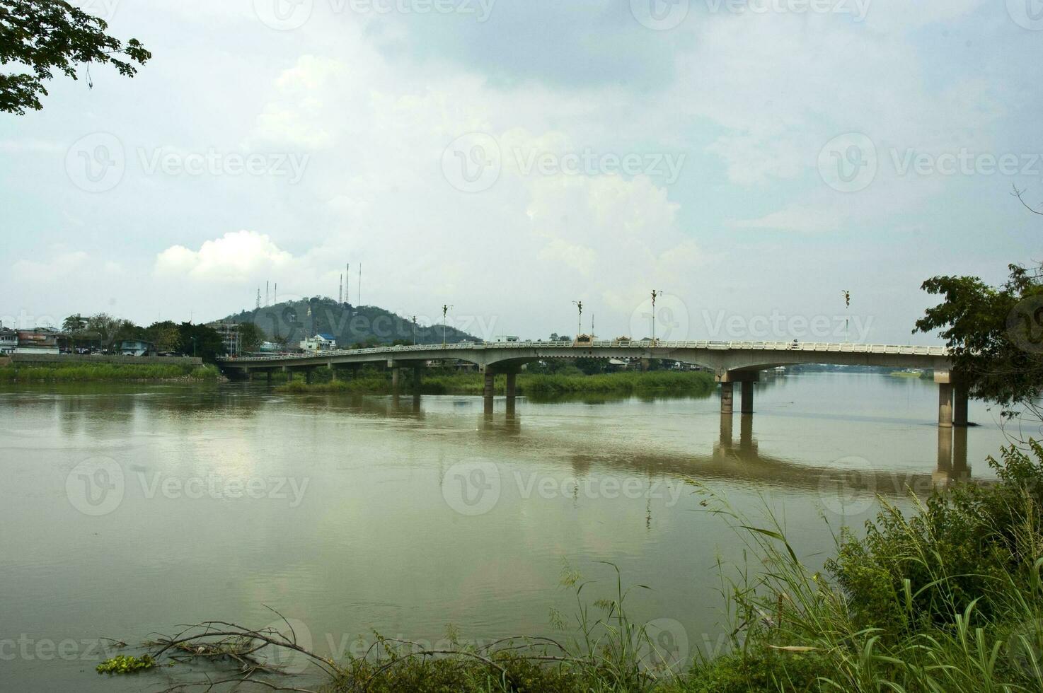 pont sur la rivière. photo