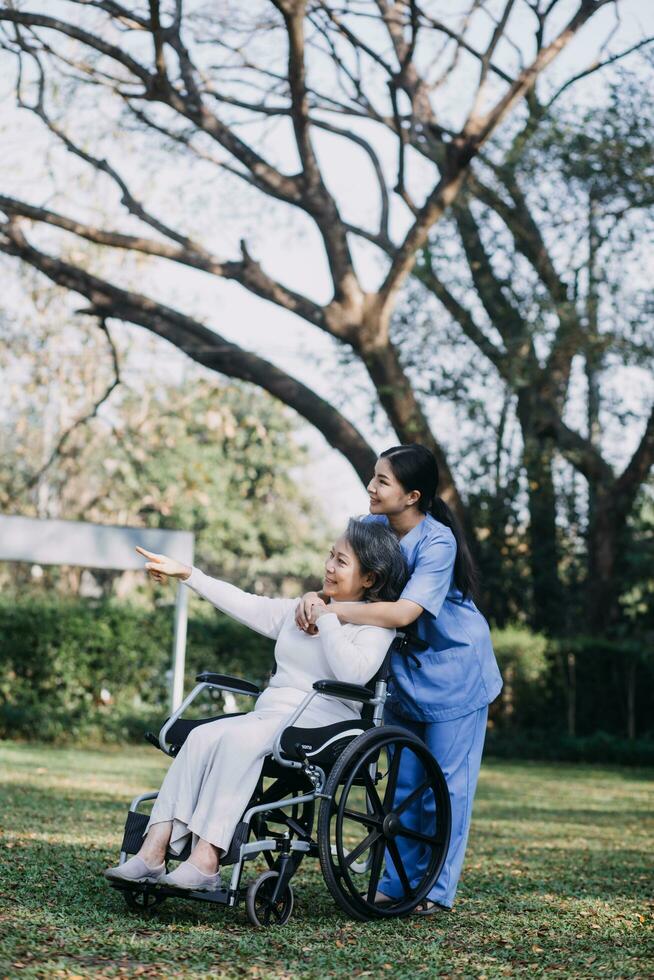 jeune physiothérapeute asiatique travaillant avec une femme âgée sur la marche avec un déambulateur photo