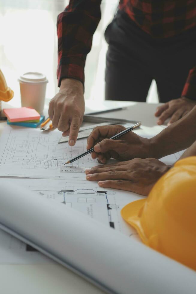 réunion de travail d'équipe d'ingénieurs, dessin travaillant sur une réunion de plan directeur pour un projet de travail avec un partenaire sur la construction de modèles et des outils d'ingénierie dans le site de travail, la construction et le concept de structure. photo