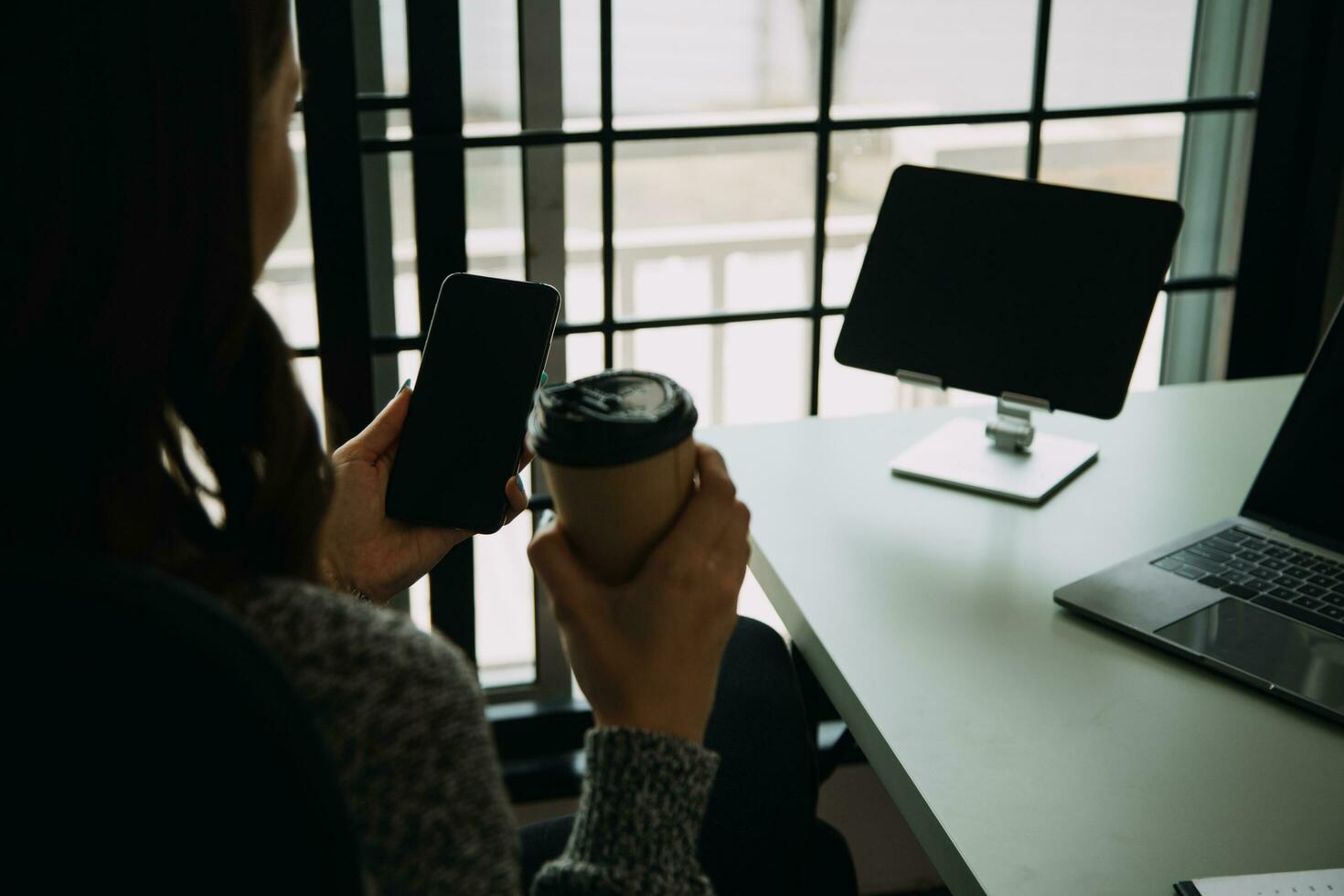 jeune adulte heureux souriant étudiant asiatique hispanique portant des écouteurs parlant sur une réunion de chat en ligne à l'aide d'un ordinateur portable sur le campus universitaire ou au bureau virtuel. étudiante à l'université apprenant à distance. photo