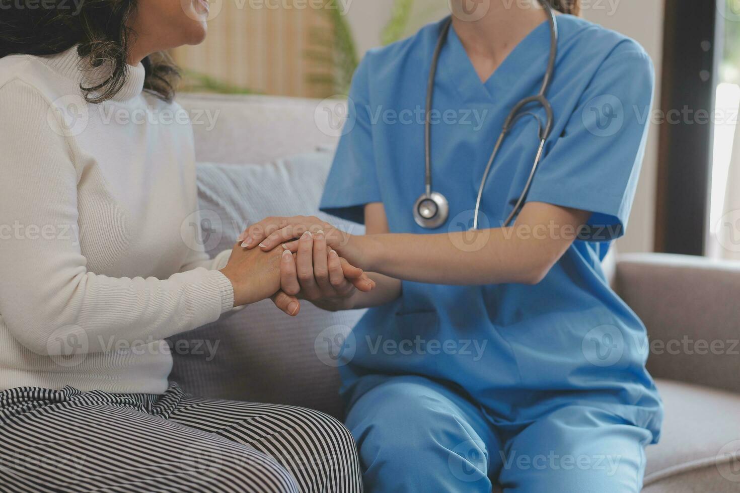 tondu coup de une femelle infirmière tenir sa Sénior les patients main. donnant soutien. médecin portion vieux patient avec la maladie d'Alzheimer maladie. femelle soignant en portant mains de Sénior homme photo