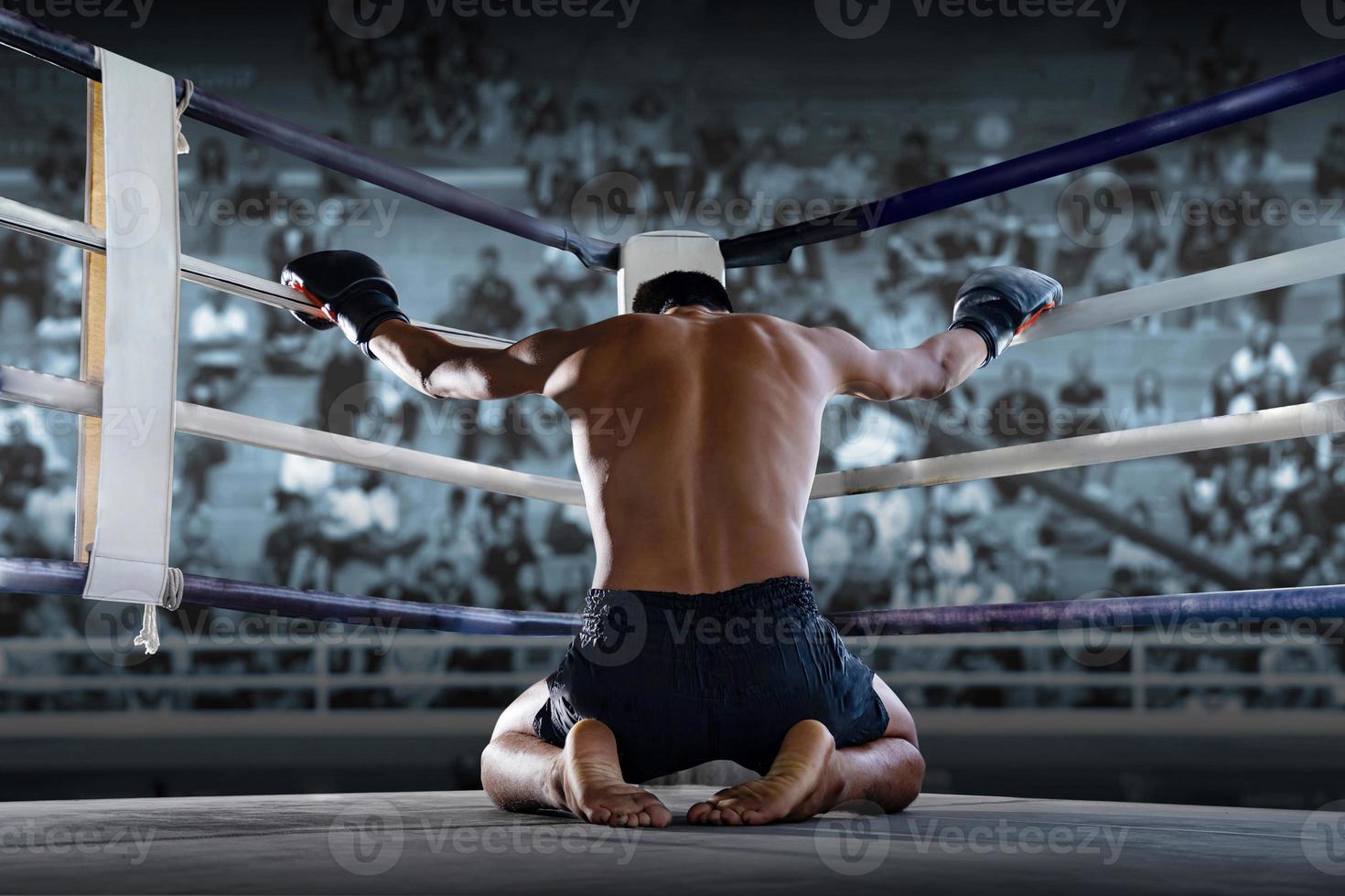 combattant sur scène avant le combat, arts martiaux, boxe thaï photo