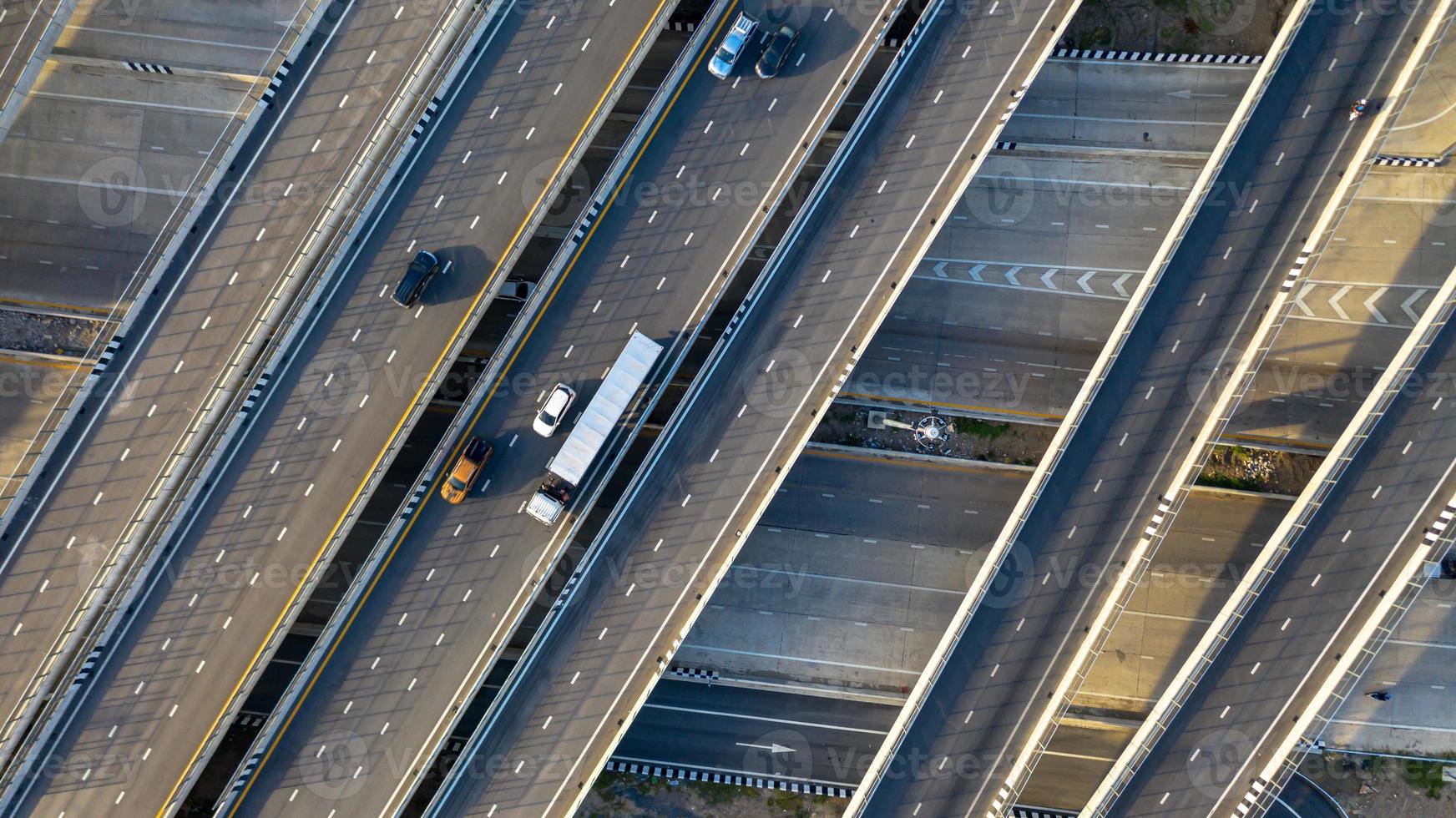 vue aérienne de dessus de l'autoroute, route de jonction de la ville de transport avec voiture à l'intersection carrefour tourné par drone photo