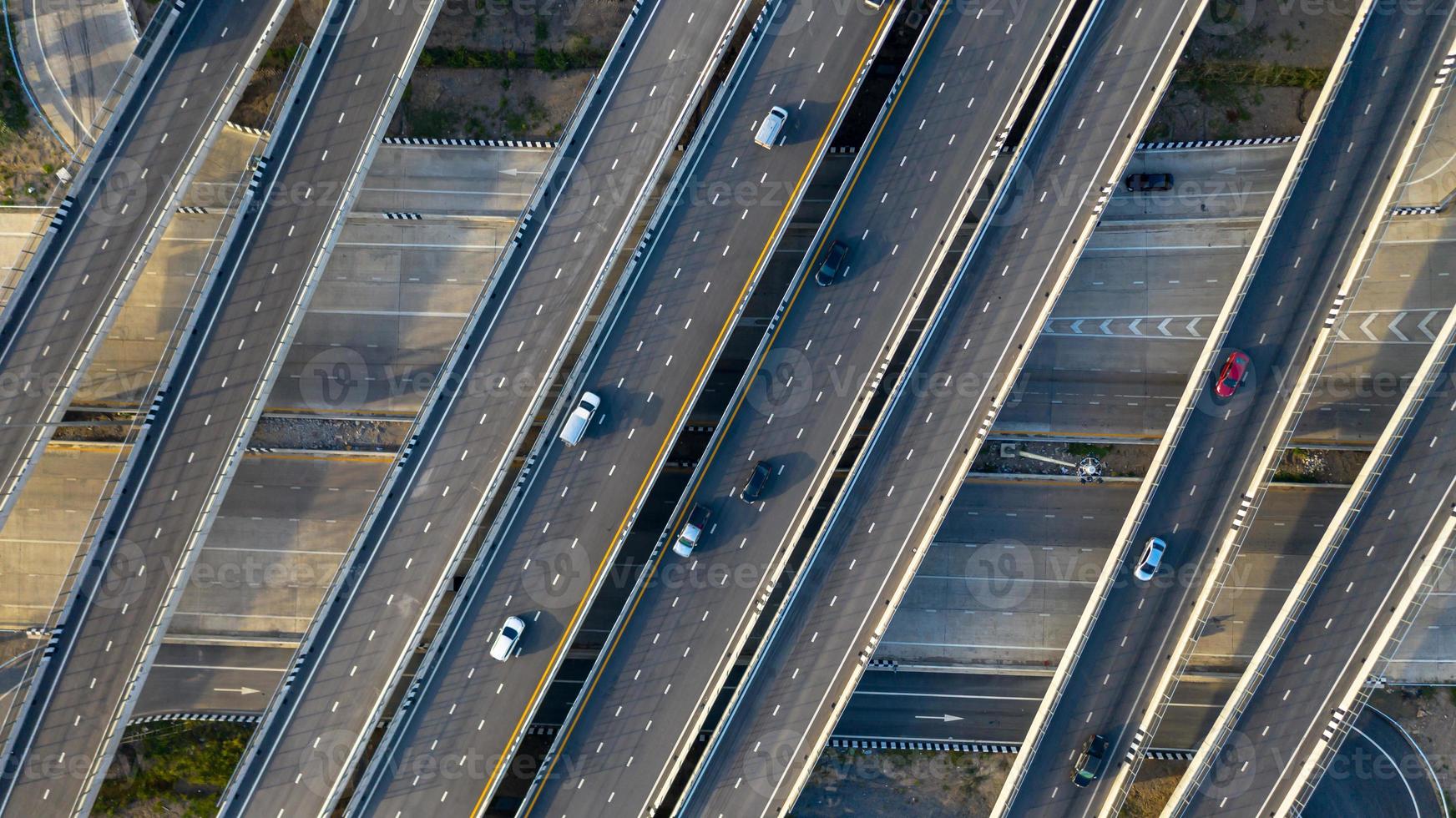 vue aérienne de dessus de l'autoroute, route de jonction de la ville de transport avec voiture à l'intersection carrefour tourné par drone photo