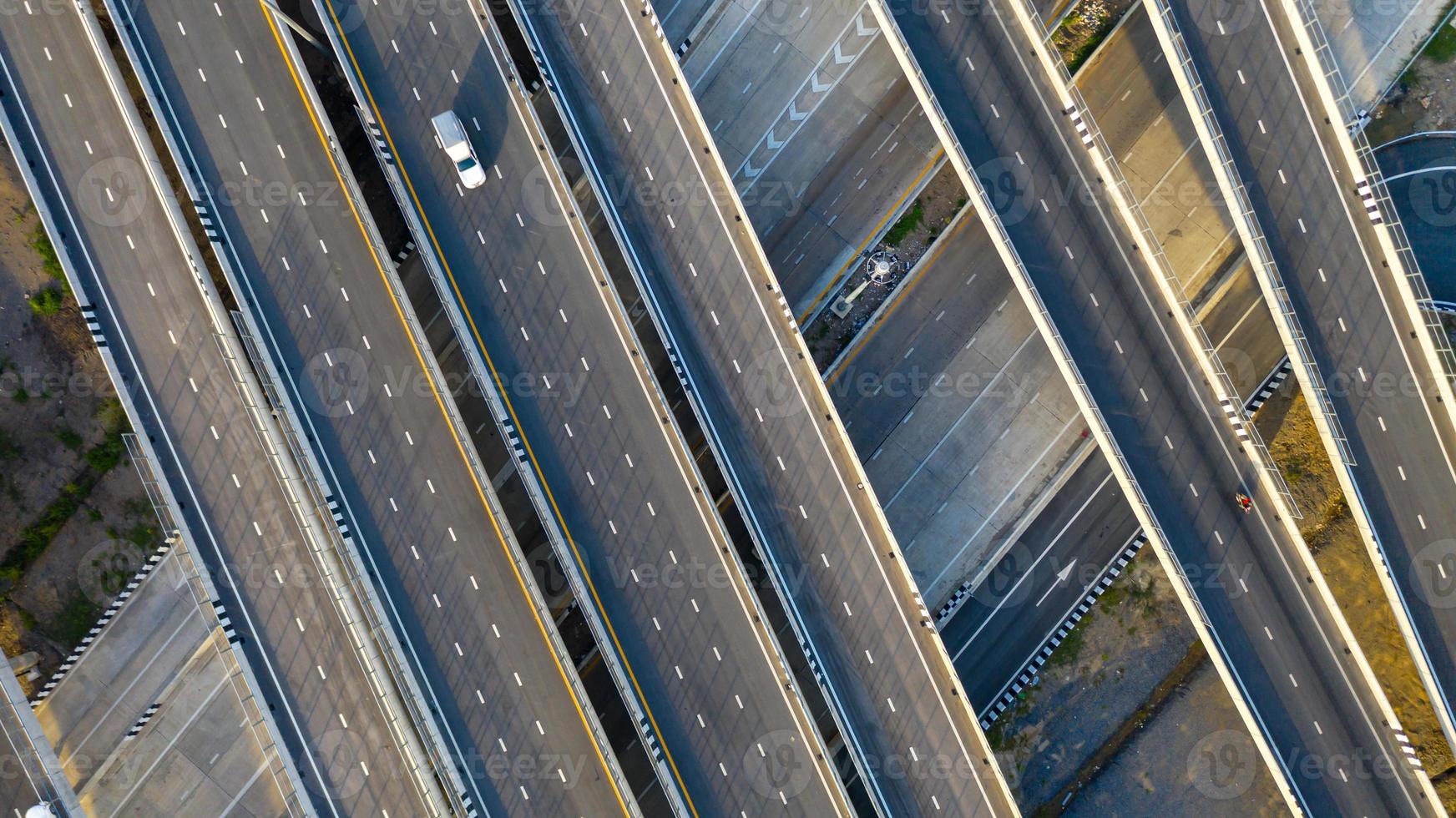 vue aérienne de dessus de l'autoroute, route de jonction de la ville de transport avec voiture à l'intersection carrefour tourné par drone photo