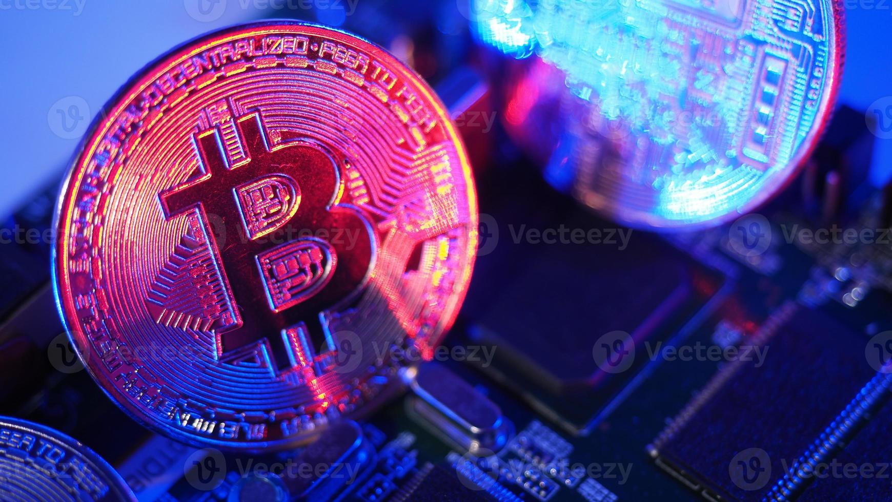 Bitcoin et semi-conducteur. représentent l'exploitation minière dans la crypto-monnaie causent le réchauffement climatique. photo