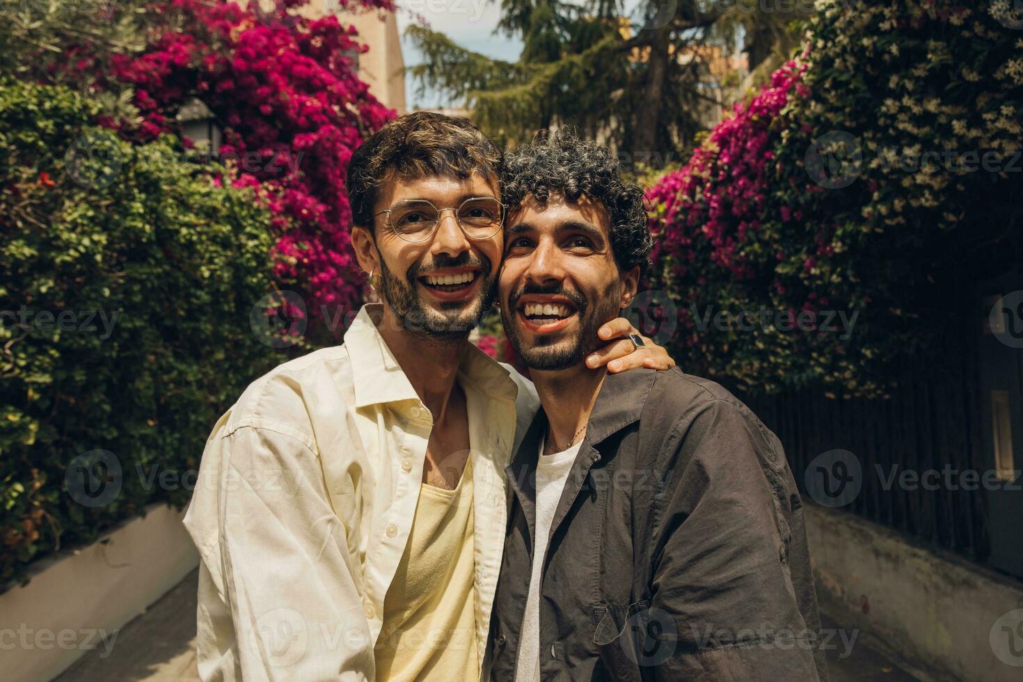 content gay couple embrasser dans le parc. lgbt gay couple concept. photo