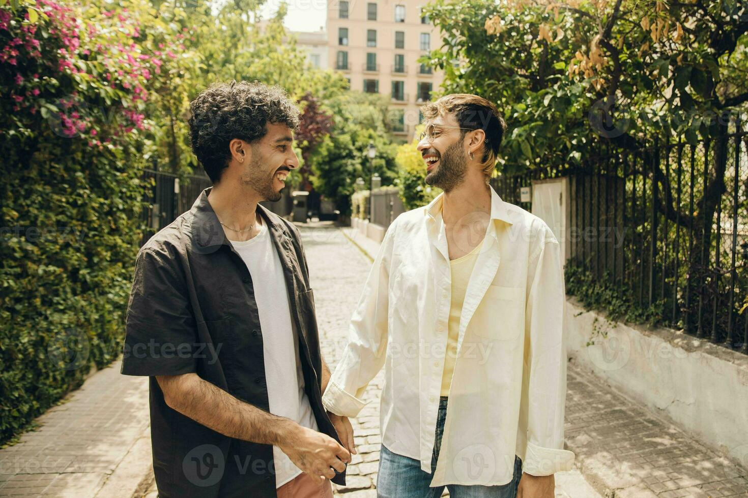 gay couple dans l'amour embrassement chaque autre en plein air. fermer portrait de une gay couple photo