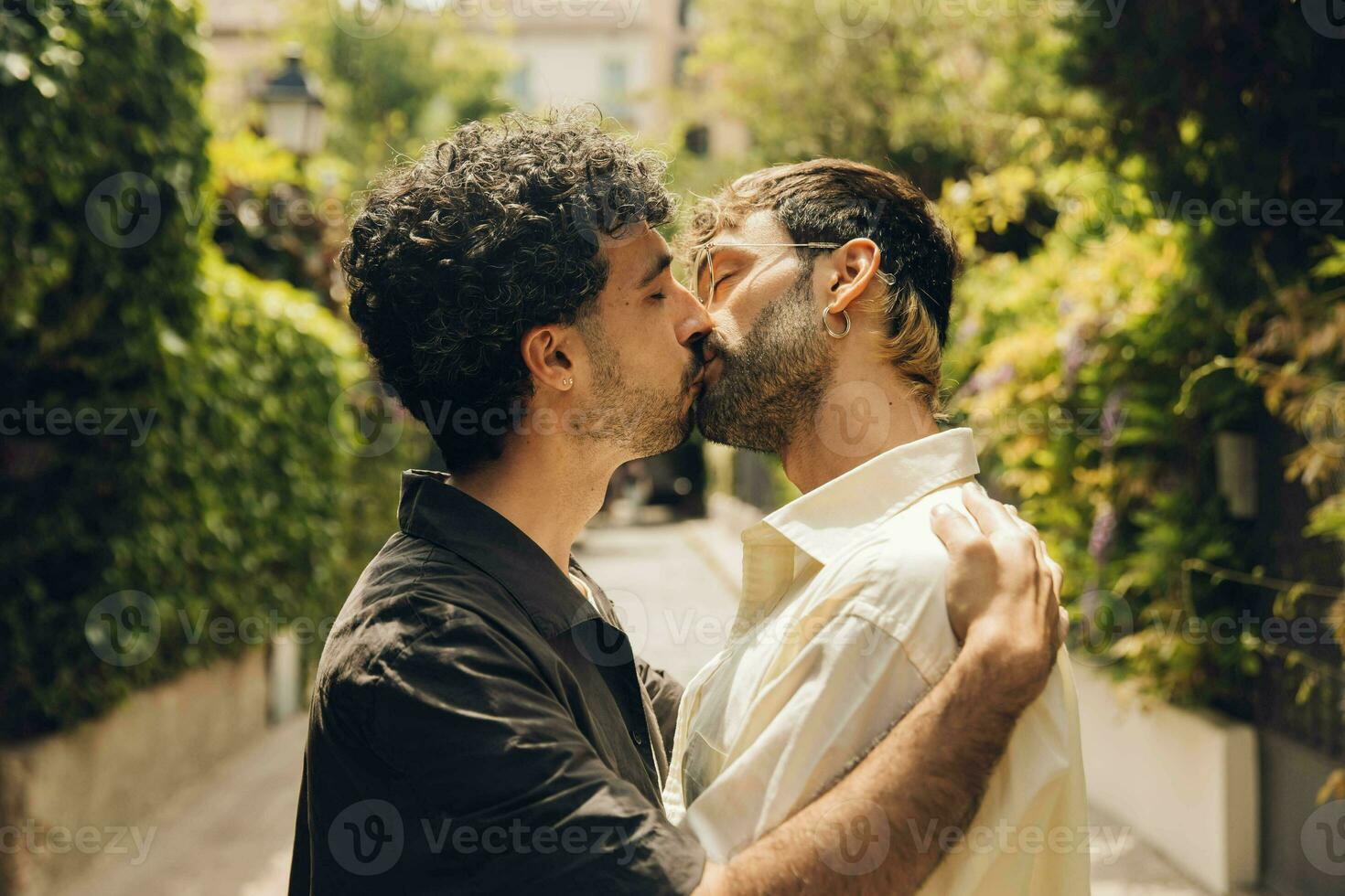 gay couple dans l'amour embrassement chaque autre en plein air. fermer portrait de une gay couple photo