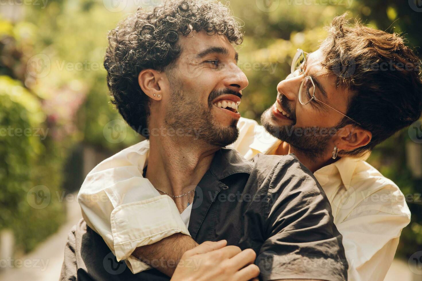 gay couple dans l'amour embrassement chaque autre en plein air. fermer portrait de une gay couple photo