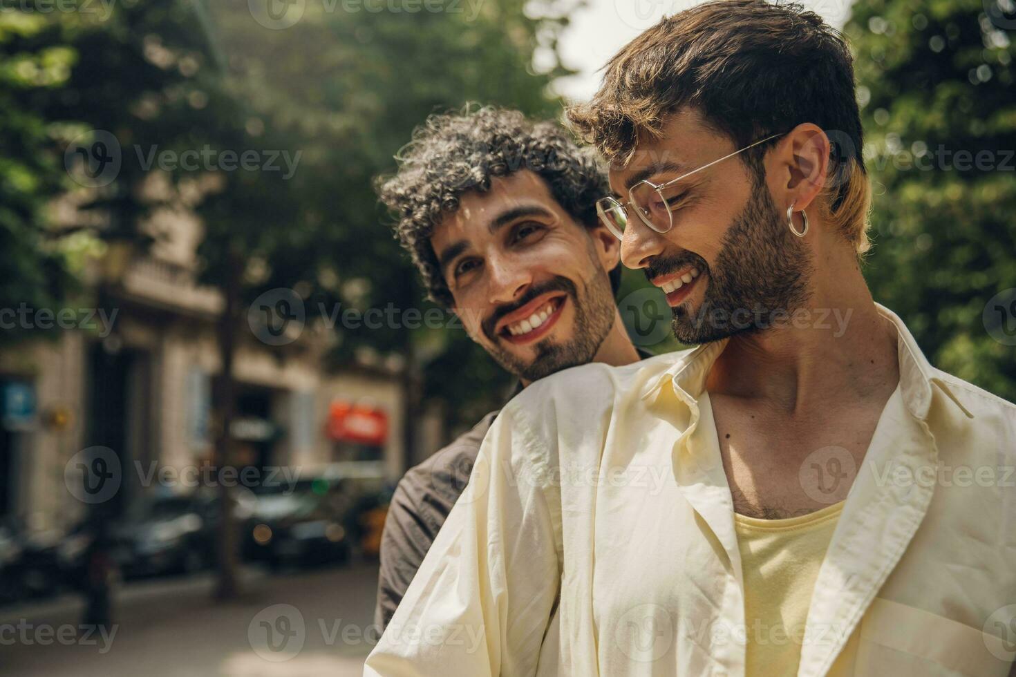 content gay couple embrasser dans le parc. lgbt gay couple concept. photo