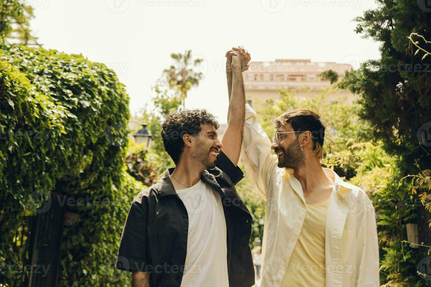 gay couple dans l'amour embrassement chaque autre en plein air. fermer portrait de une gay couple photo